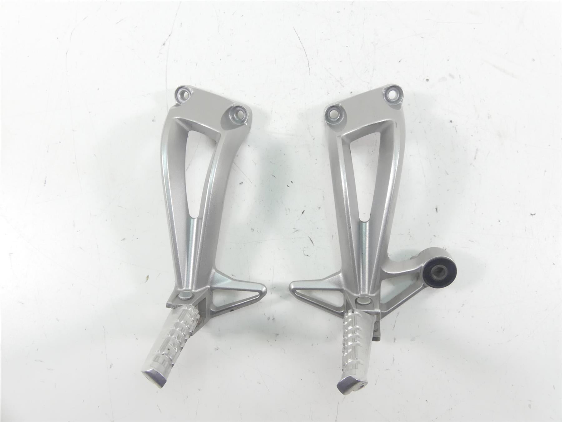 2008 Yamaha FZ1 Fazer Rear Passenger Footpeg Set 2D1-2741L-00-00 2D1-2742L-00-00 {{ shop.shopifyCountryName }} - Mototech271