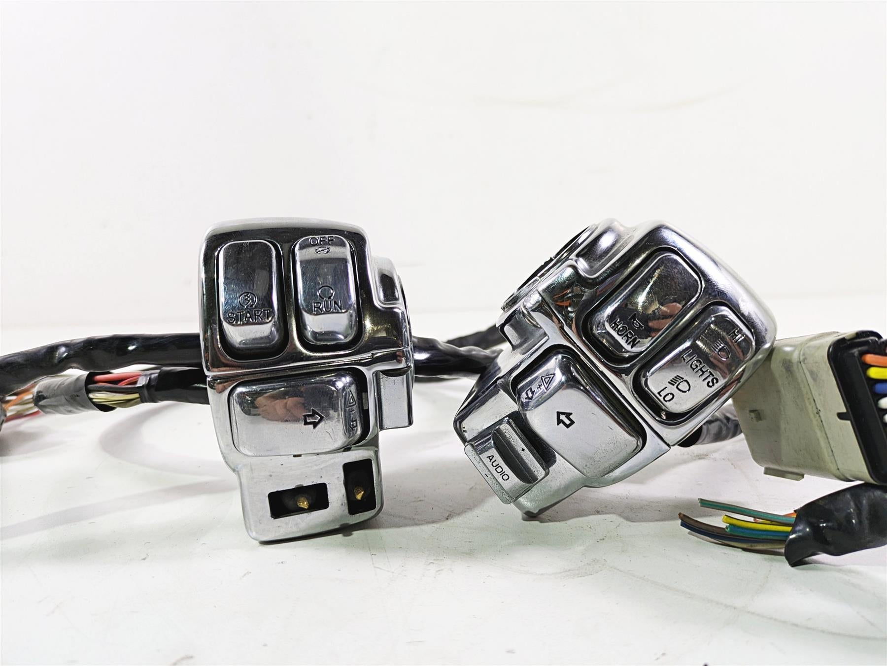 2010 Harley Touring FLHX Street Glide Left Right Chrome Control Switch 71682-06A {{ shop.shopifyCountryName }} - Mototech271
