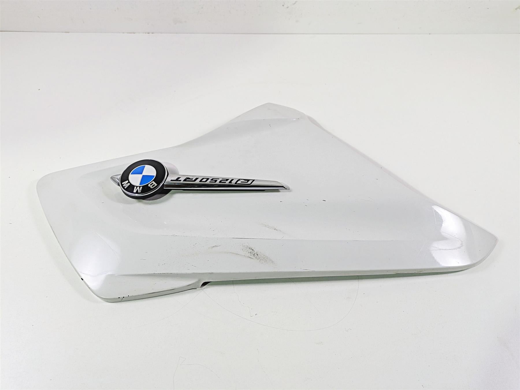 2019 BMW R1250RT K52 Left Emblem Side Covers Fairing Cowl - Read 46638566227 {{ shop.shopifyCountryName }} - Mototech271