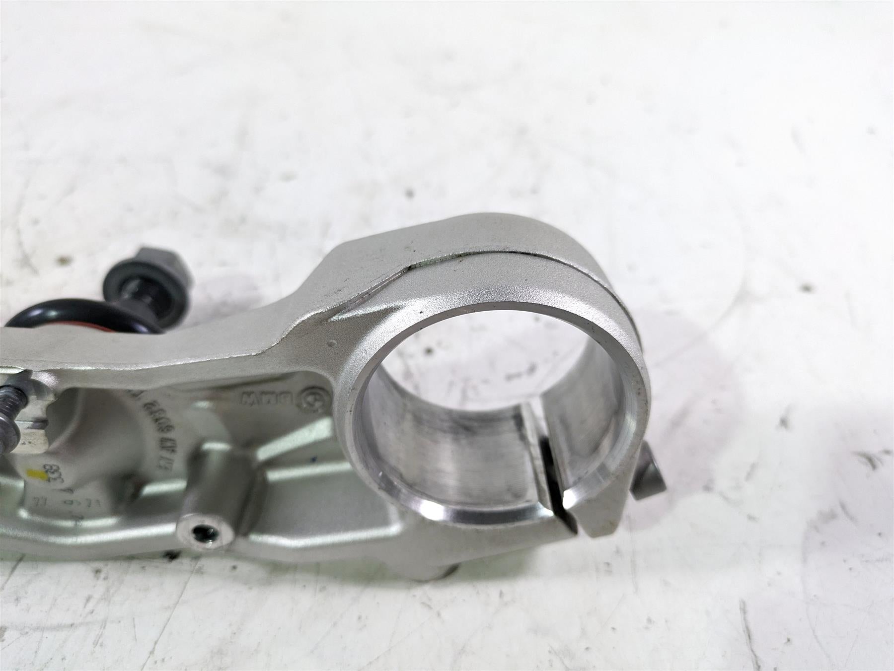 2022 BMW R1250 RT K052 Lower Triple Tree Steering Clamp 31429443338 {{ shop.shopifyCountryName }} - Mototech271