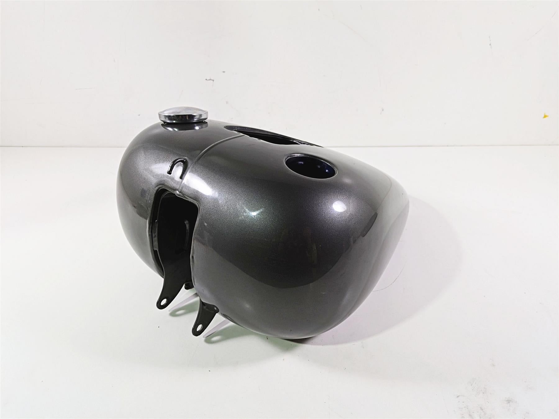 2009 Harley FLSTSB Cross Bones Fuel Gas Petrol Tank - Read 61000800 {{ shop.shopifyCountryName }} - Mototech271