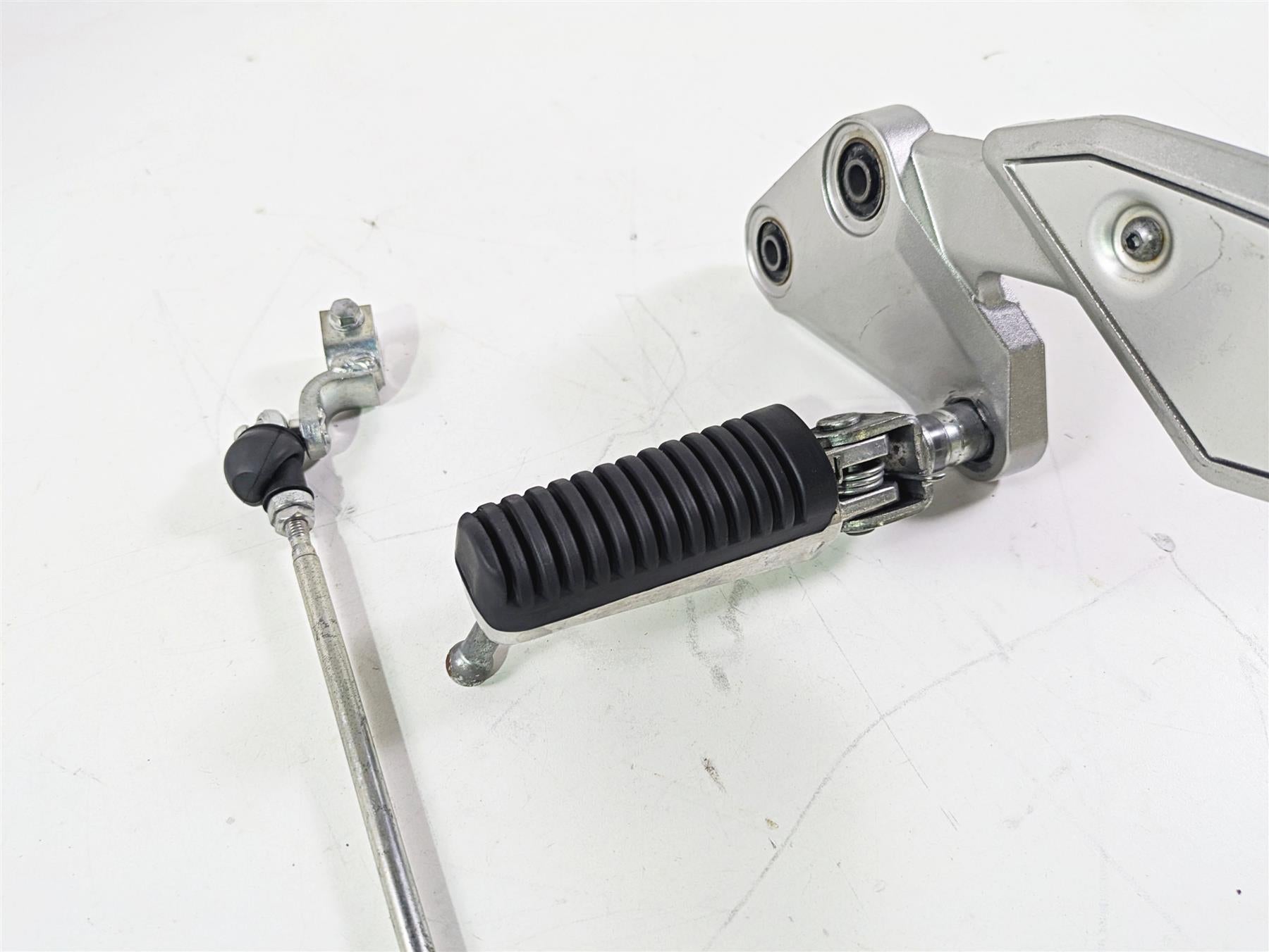 2009 Yamaha FZ1 FZS10 Fazer Left Rider Footpeg Shifter Parts Set 2D1-27442-00-00 {{ shop.shopifyCountryName }} - Mototech271