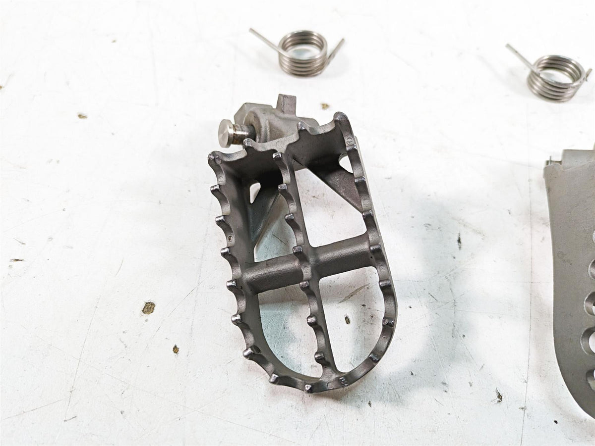 2007 BMW R1200GS K255 Adv Front Footpeg Foot Peg Rest Set 46717694557 {{ shop.shopifyCountryName }} - Mototech271