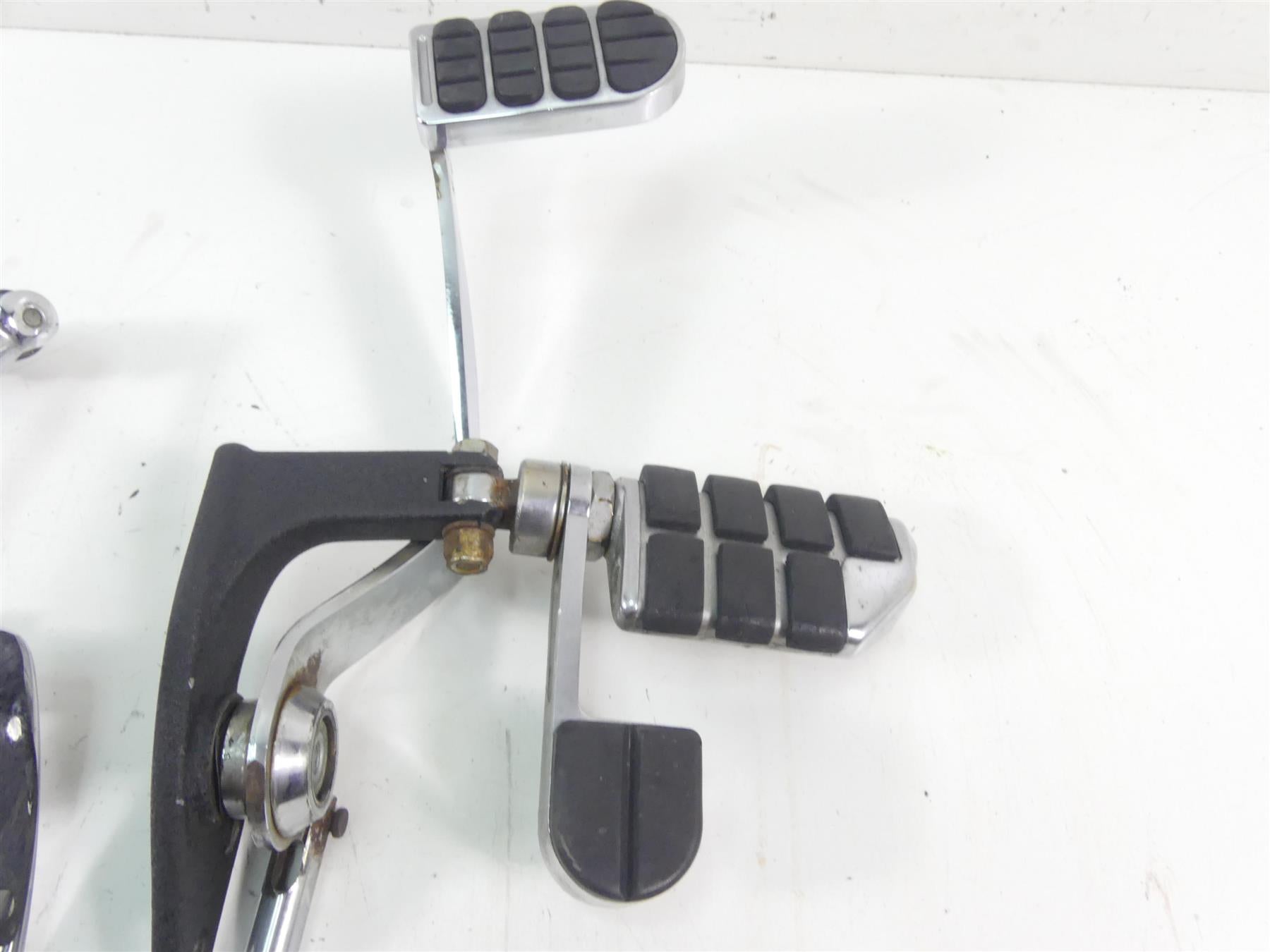 1998 Harley Dyna FXDL Low Rider Raider Front FW Control Footpeg Lever 30-7050 {{ shop.shopifyCountryName }} - Mototech271