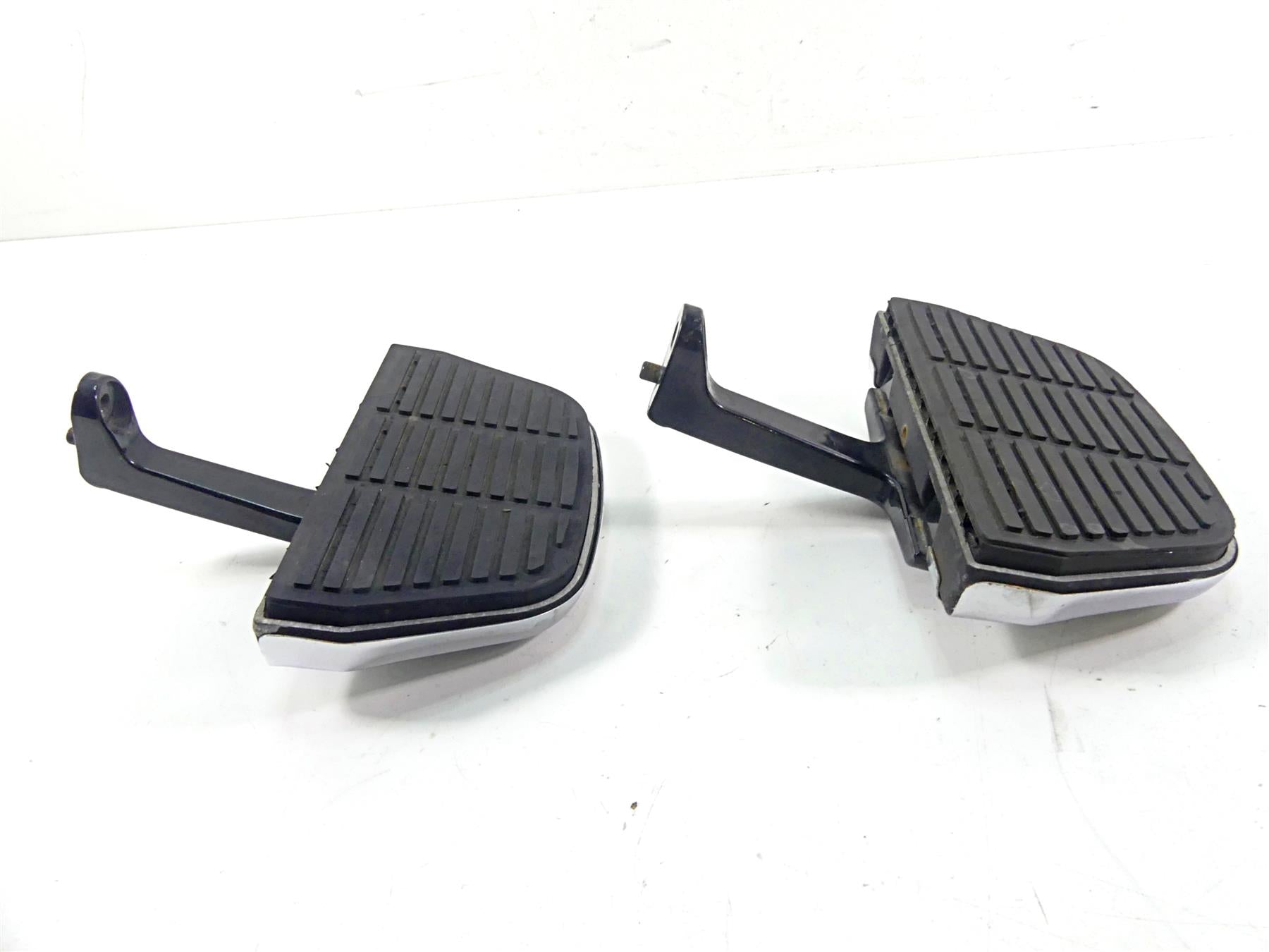 2004 Harley Touring FLHTCUI Electra Glide Passenger Floor Board Set 52719-93B {{ shop.shopifyCountryName }} - Mototech271