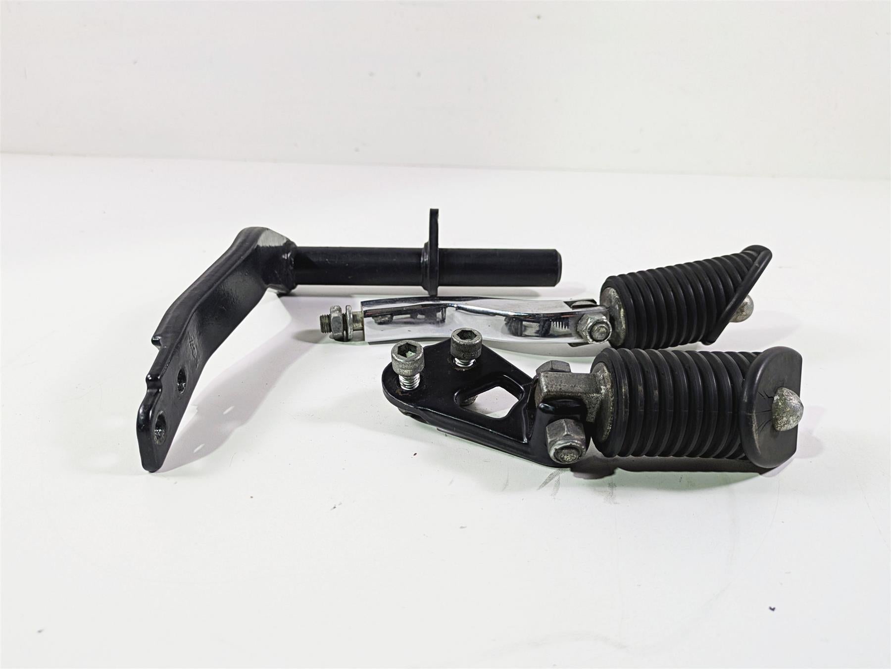 1999 Harley Dyna FXDL Low Rider Passenger Footpeg Set + Mount 49165-90 52740-94A {{ shop.shopifyCountryName }} - Mototech271