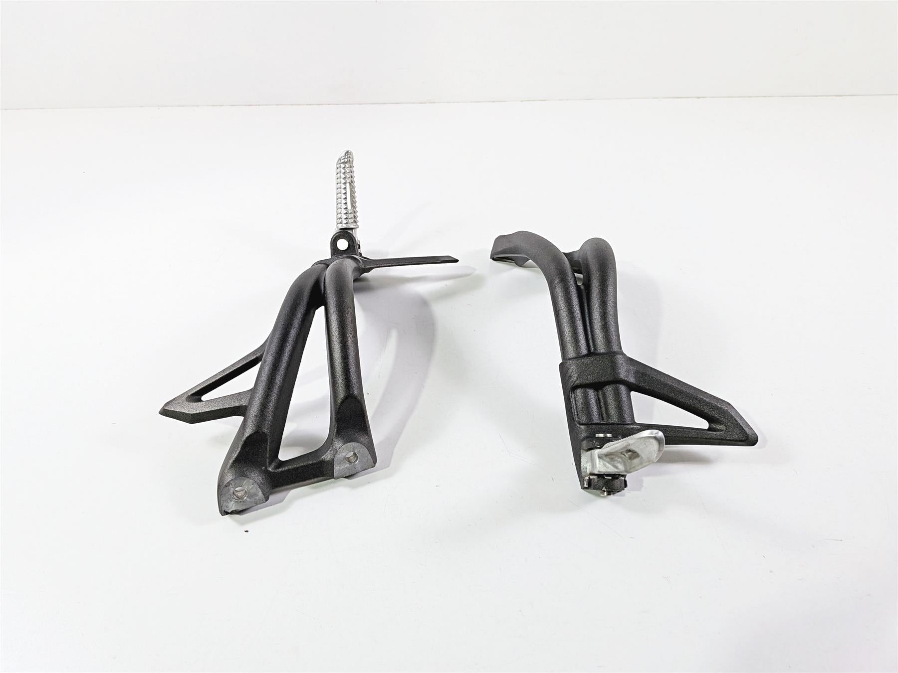 2019 Triumph Speed Triple RS 1050 Rear Passenger Footpeg Set T2081783 T2081784 {{ shop.shopifyCountryName }} - Mototech271