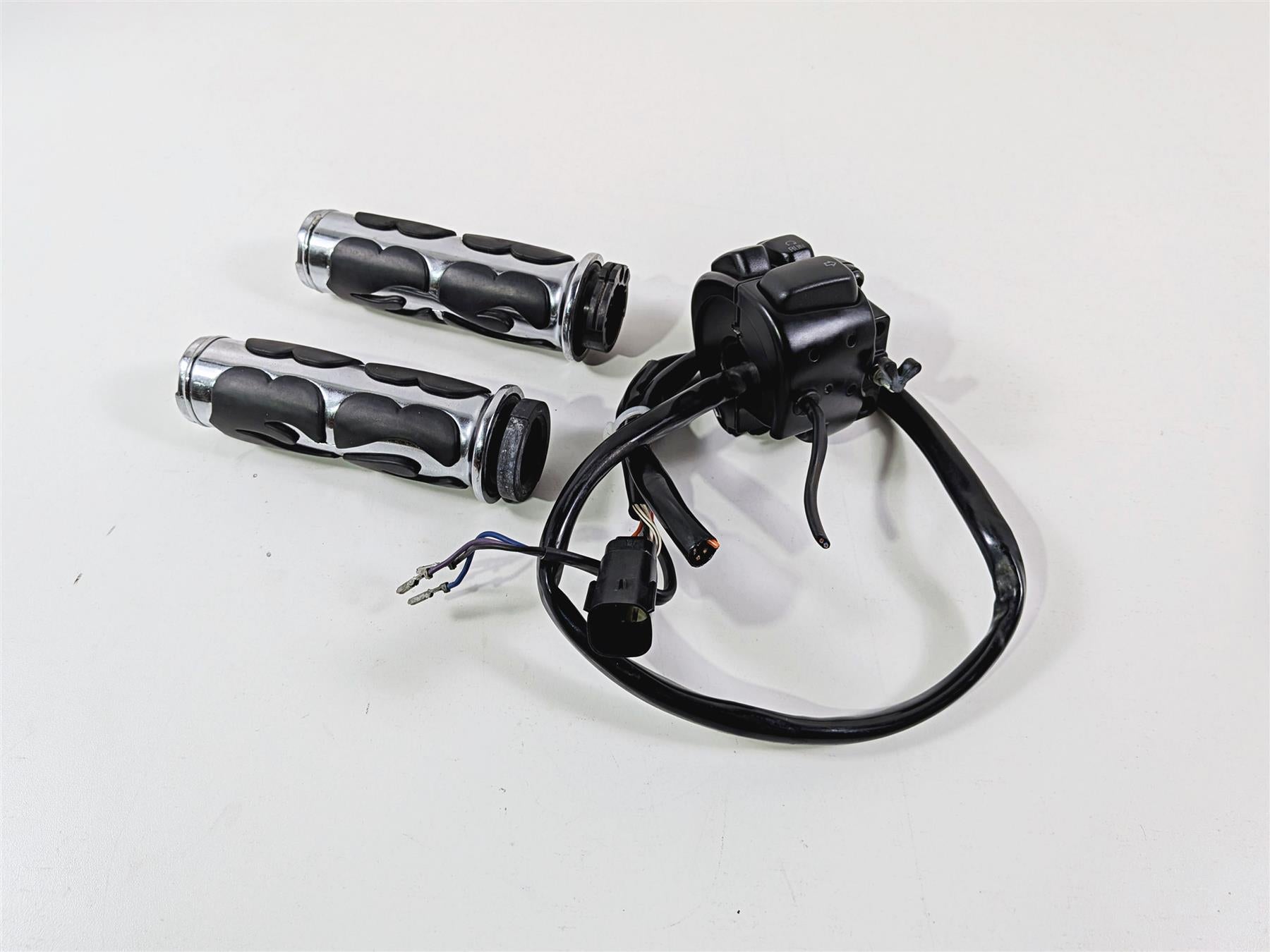 2009 Harley FXCWC Softail Rocker Right Hand Control Switch + Grips 71684-06A {{ shop.shopifyCountryName }} - Mototech271