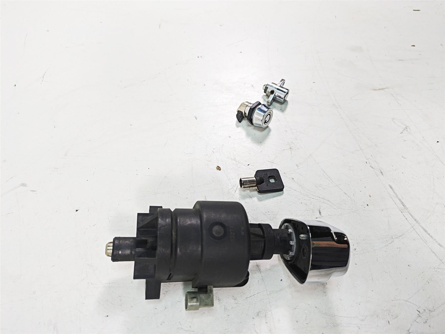 2014 Harley Touring FLHTK Electra Glide Ignition Switch Key Lock Set 71400012B {{ shop.shopifyCountryName }} - Mototech271