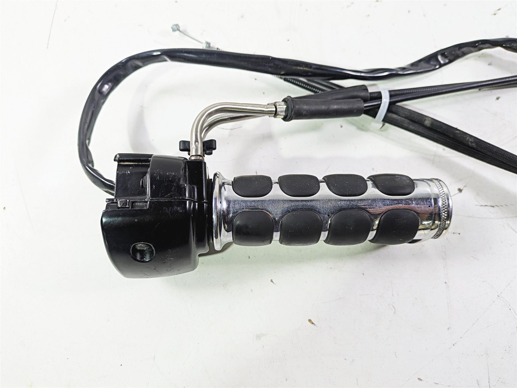 2011 Harley FXDC Dyna Super Glide Right Hand Control Switch & Grips 71684-06A {{ shop.shopifyCountryName }} - Mototech271