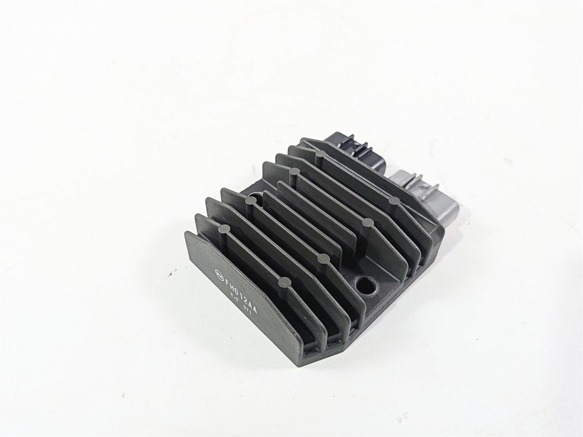 2009 Yamaha FZ1 FZS10 Fazer Rectifier Voltage Regulator FH012AA 1D7-81960-01-00 {{ shop.shopifyCountryName }} - Mototech271
