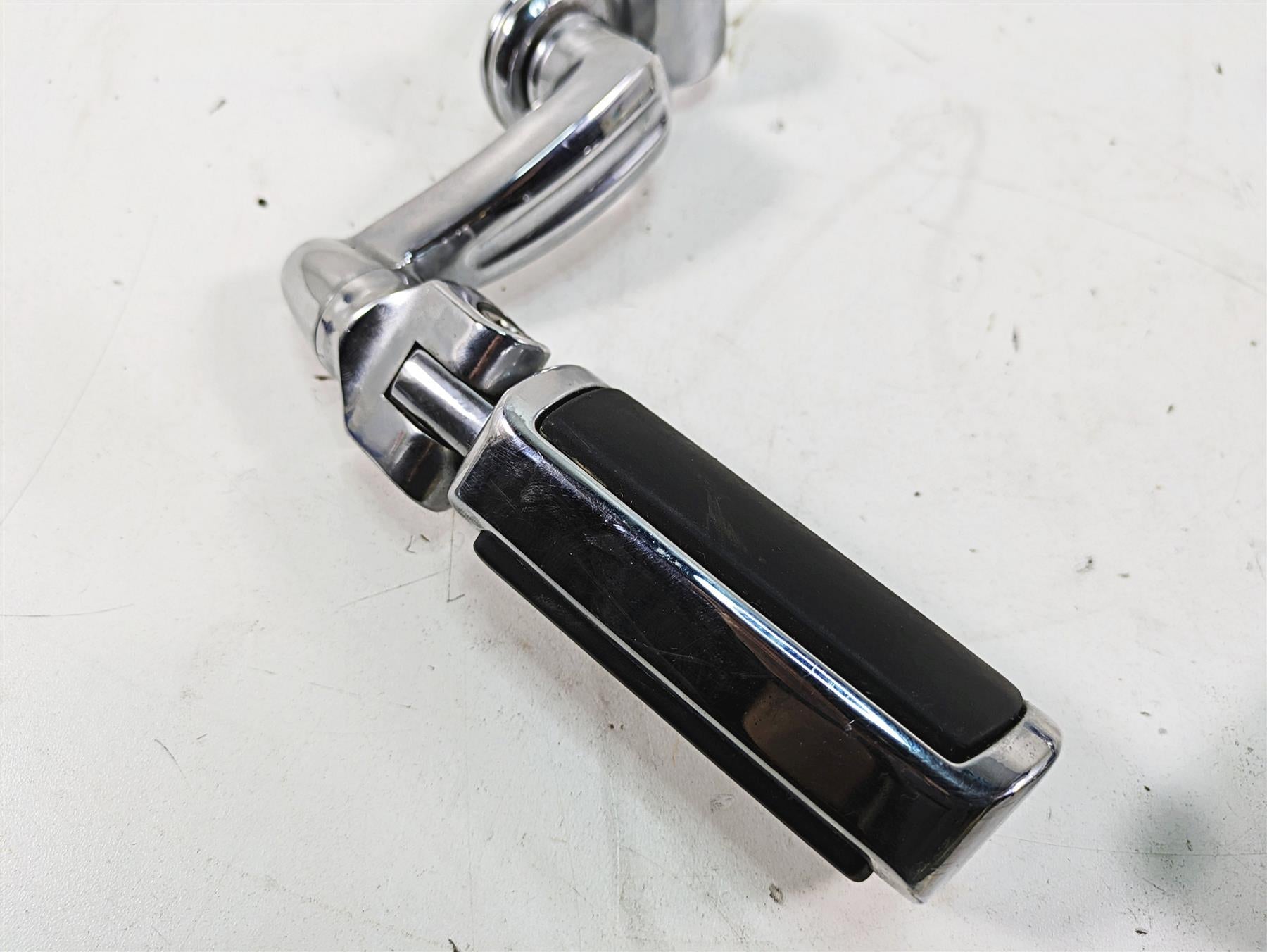 2006 Harley Touring FLHTCUI Electra Glide Highway Footpeg Willi G Skull 50370-04 {{ shop.shopifyCountryName }} - Mototech271