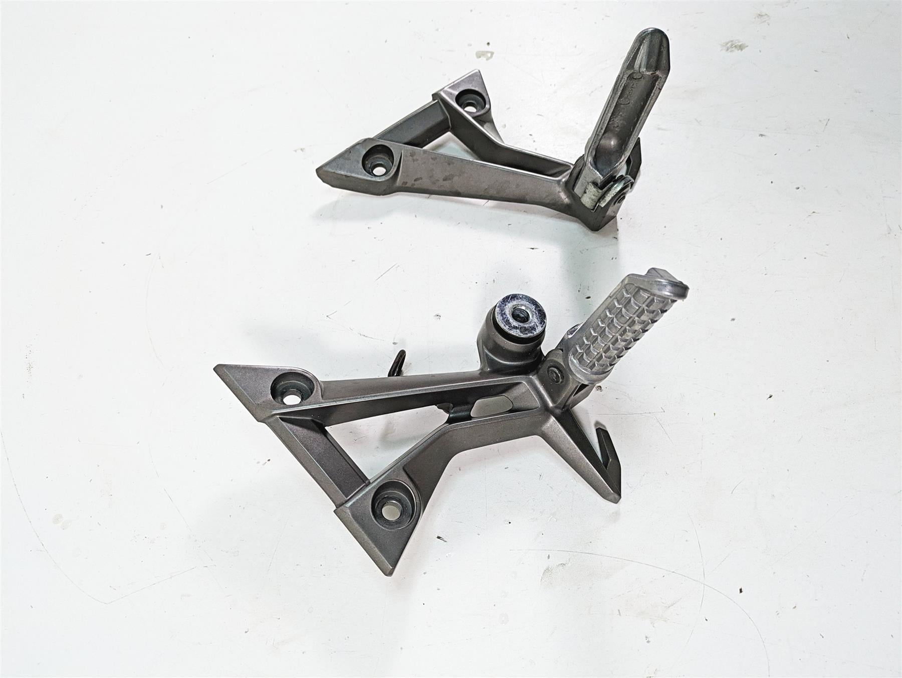 2016 Kawasaki Ninja EX300 Rear Passenger Footpeg Foot Pegs 35063-1271 35063-1272 {{ shop.shopifyCountryName }} - Mototech271