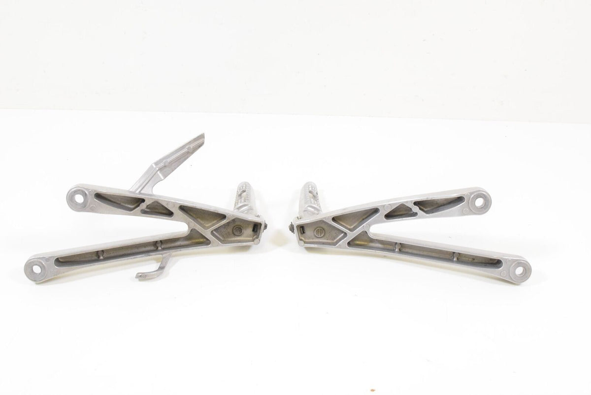 2007 Honda CBR600RR CBR600 RR Rear Passenger Footpeg Foot Peg Rest 50760-MFJ-D00 {{ shop.shopifyCountryName }} - Mototech271