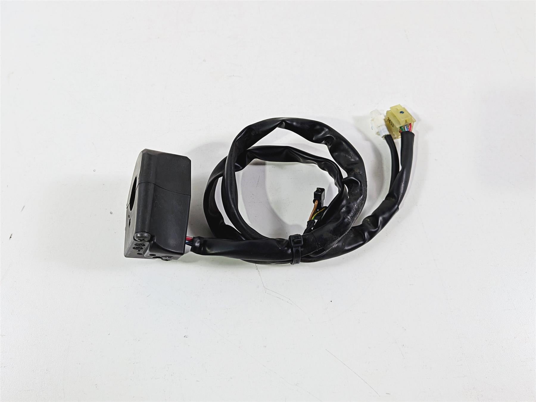 2012 Yamaha XT1200 Super Tenere Clean Right Hand Control Switch 23P-83963-00-00 {{ shop.shopifyCountryName }} - Mototech271