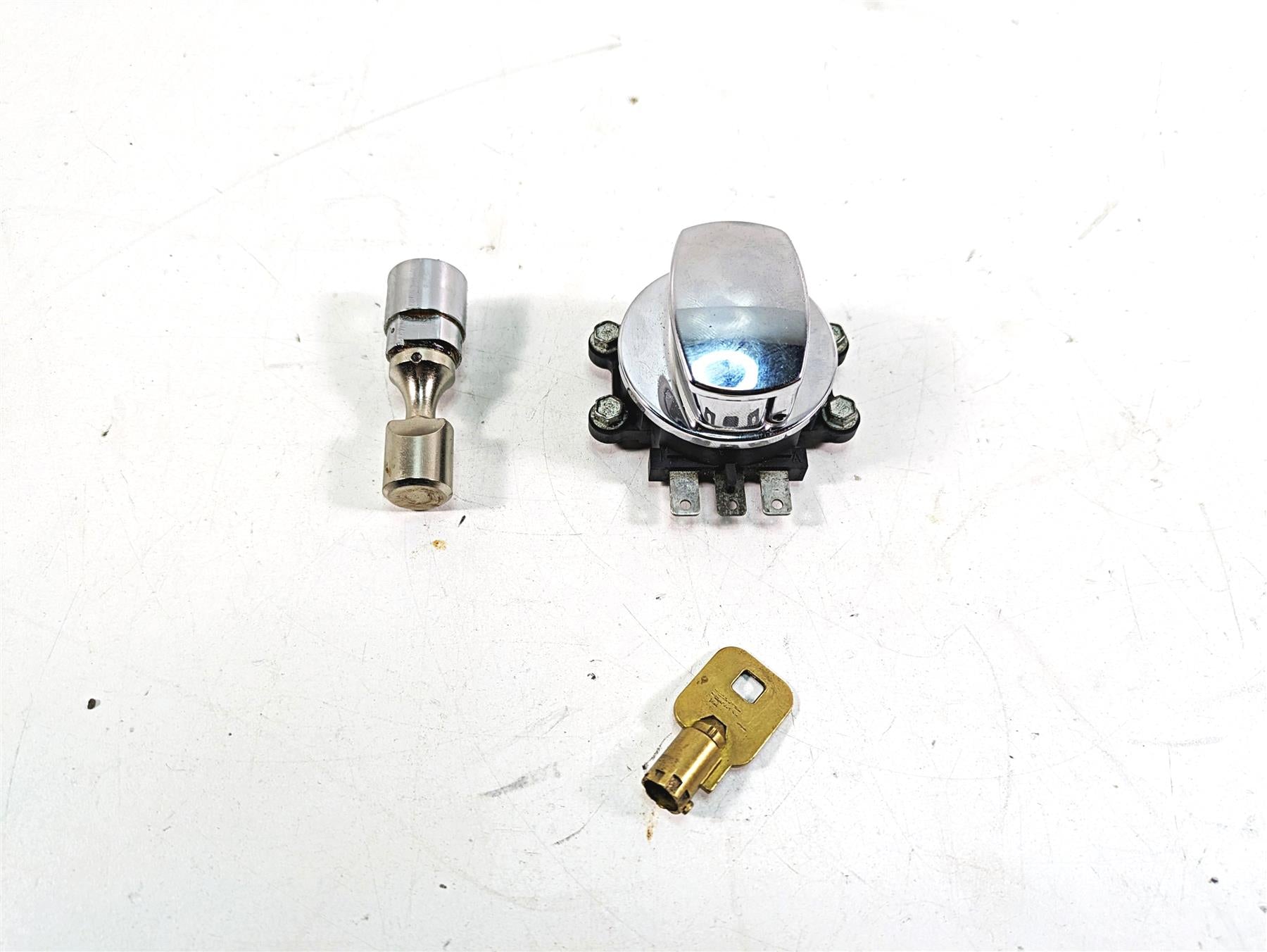 2009 Harley Softail FLSTSB Cross Bones Ignition Switch Steerin Key Lock 71450-04