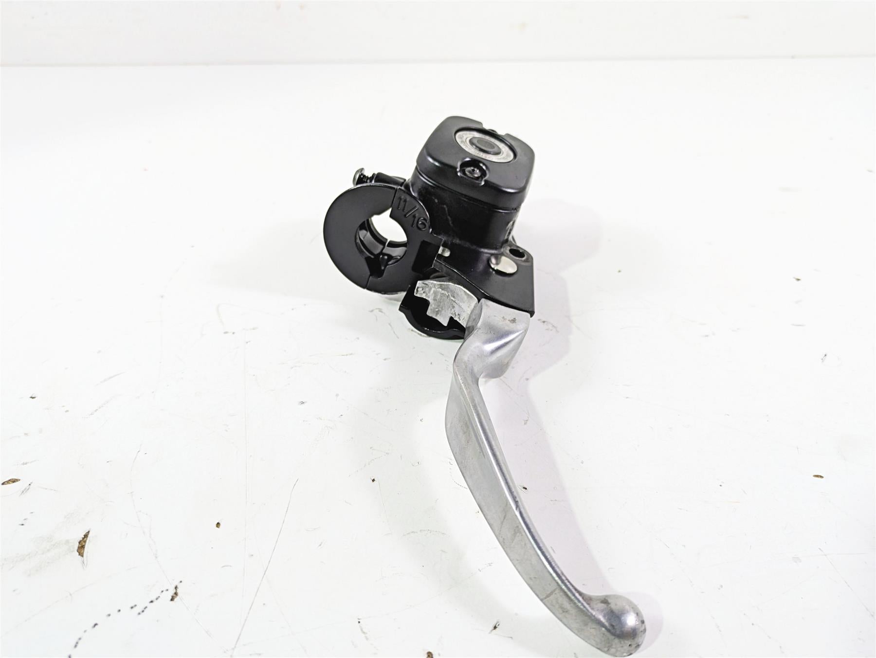 2016 Harley FXDL Dyna Low Rider Front Brake Master Cylinder 11/16" 45170-08F {{ shop.shopifyCountryName }} - Mototech271