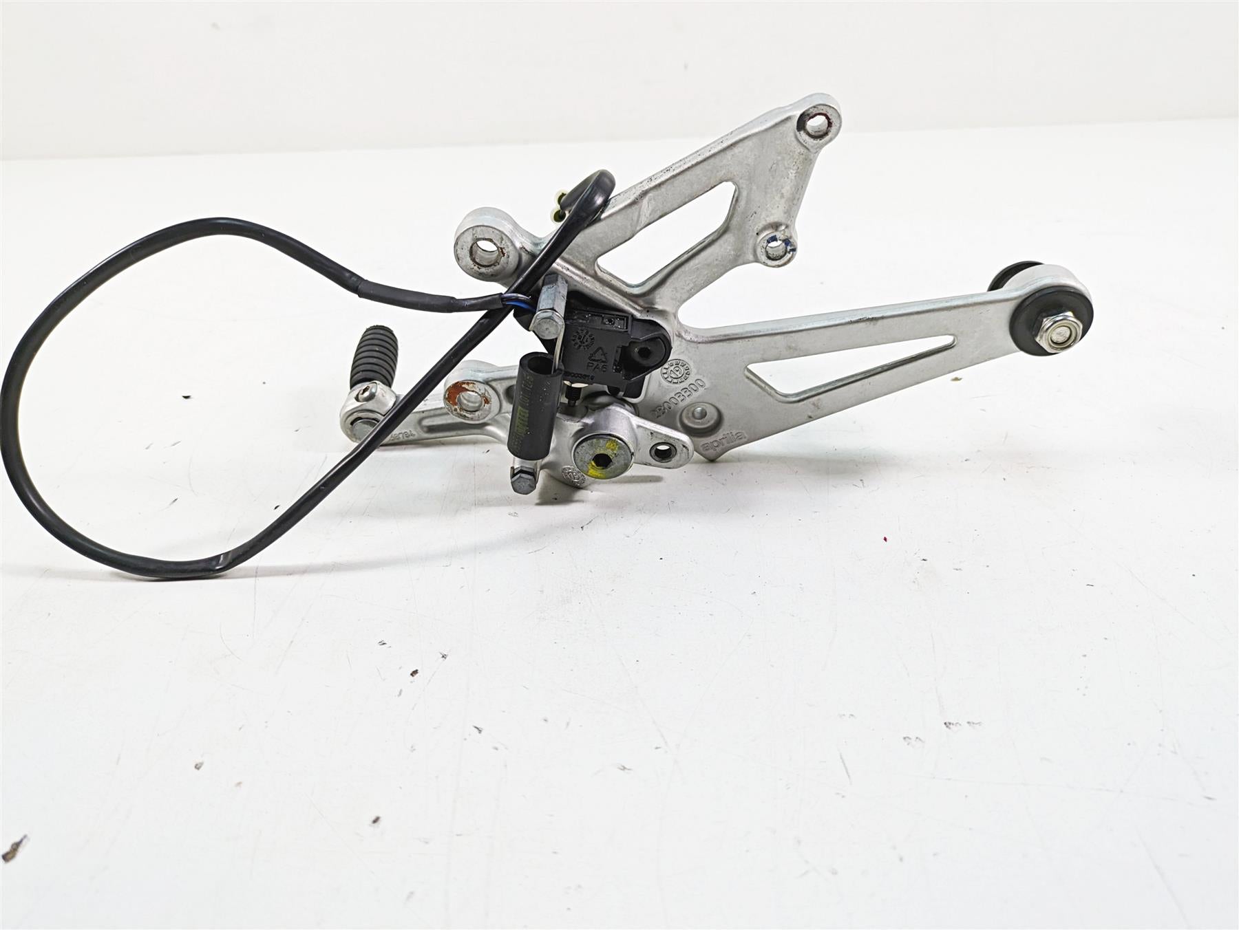 2020 Aprilia Tuono V4 Factory Right Front Footpeg Mount & Brake Ped 2B003415 {{ shop.shopifyCountryName }} - Mototech271