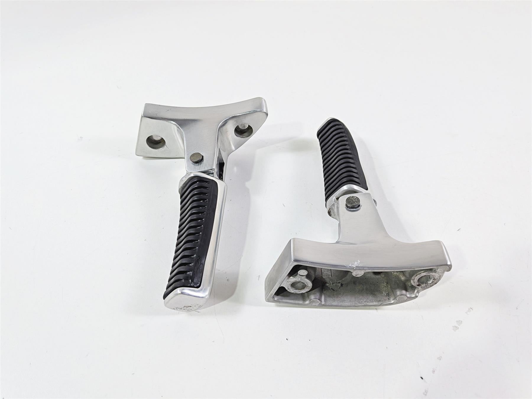 2006 Suzuki C90 VL1500T Boulevard Rear Passenger Footpeg Set 43811-10F10 {{ shop.shopifyCountryName }} - Mototech271