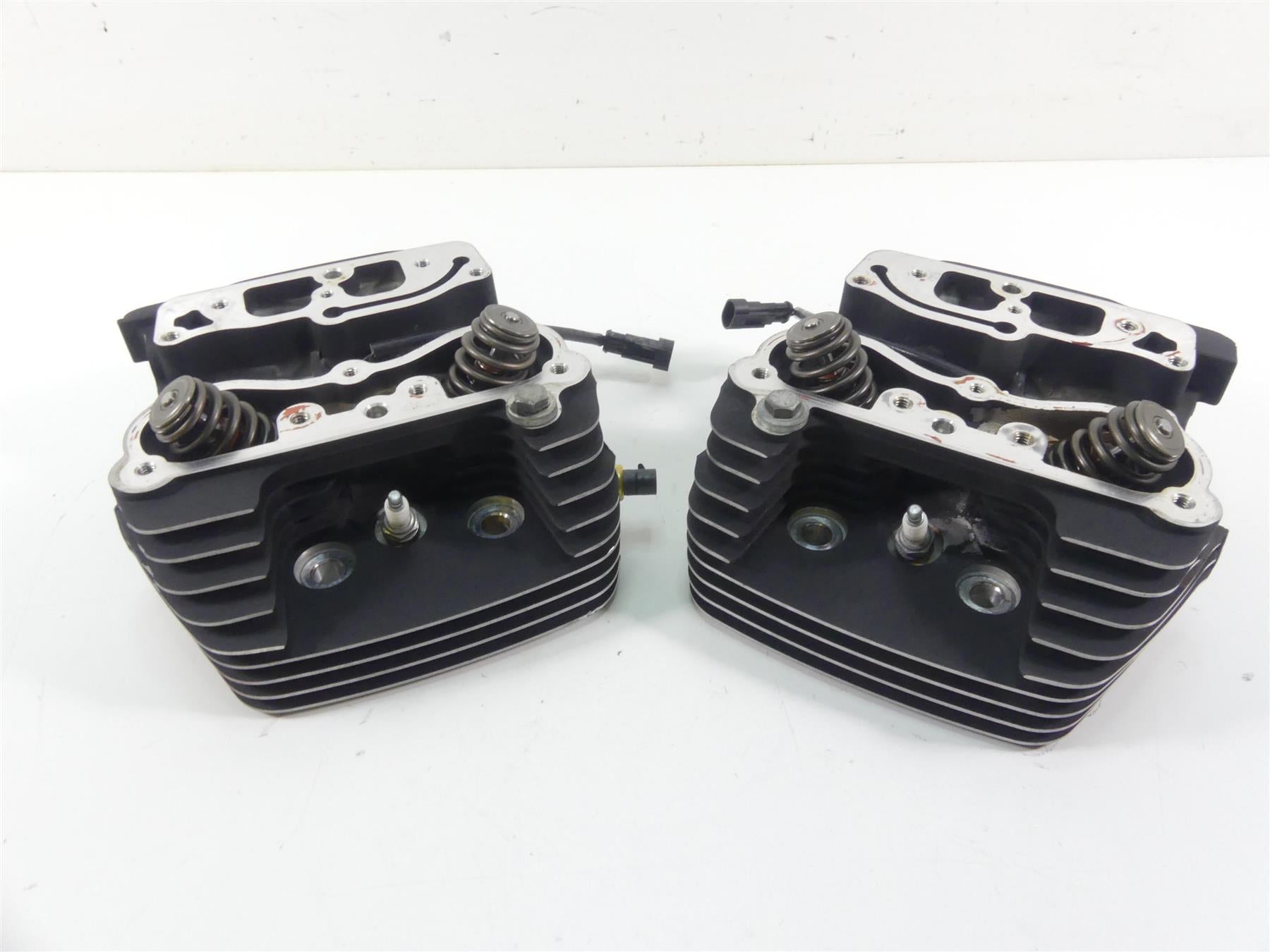 2013 Harley Touring FLHX Street Glide Cylinderhead Cylinder Head Set 17193-06A {{ shop.shopifyCountryName }} - Mototech271