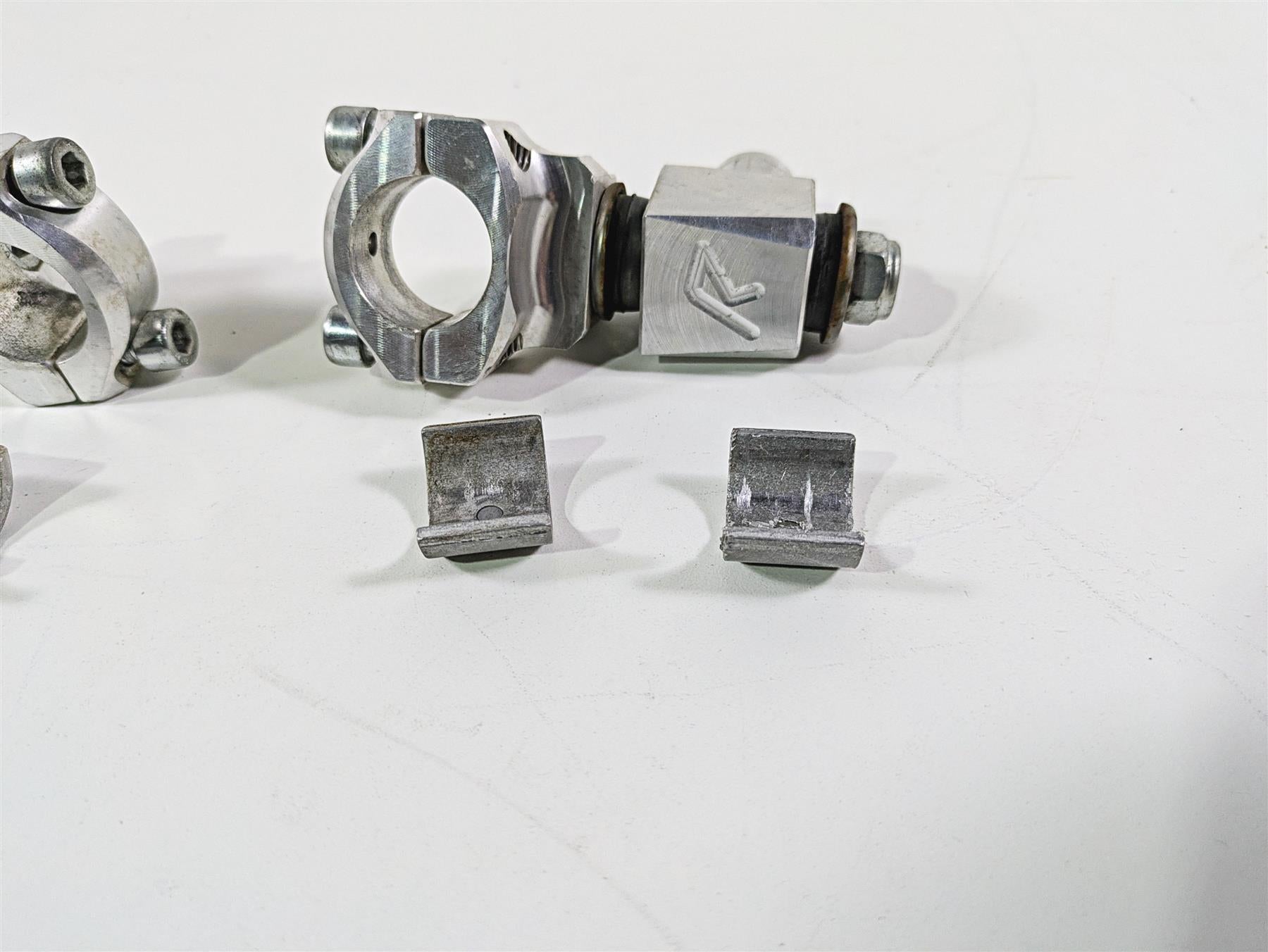 2015 Triumph Tiger Explorer XC Rox Anti-Vibration Handlebar Riser Set {{ shop.shopifyCountryName }} - Mototech271