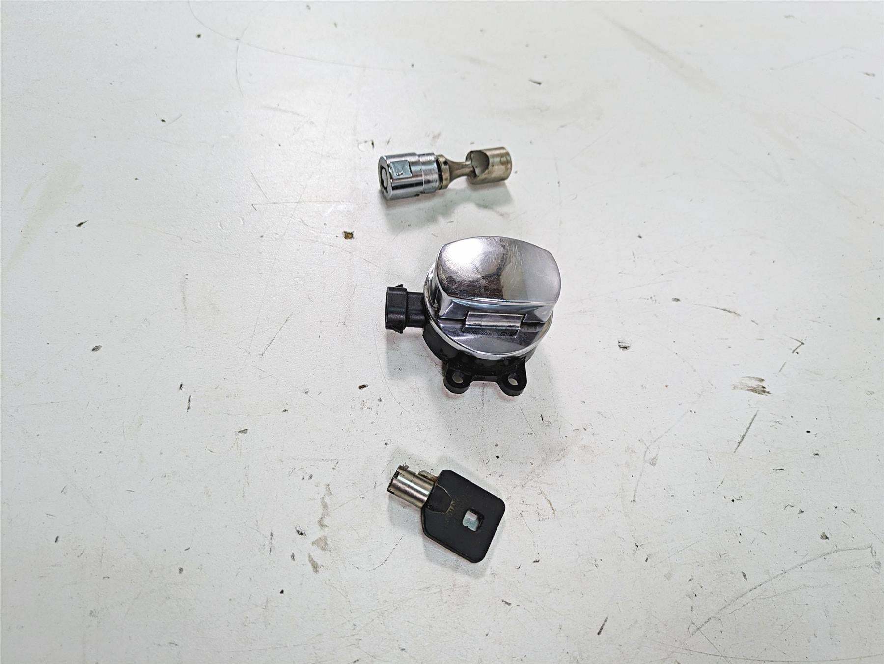 2013 Harley Softail FLSTC Heritage Classic Ignition Switch Key Lock Set 71400076 {{ shop.shopifyCountryName }} - Mototech271