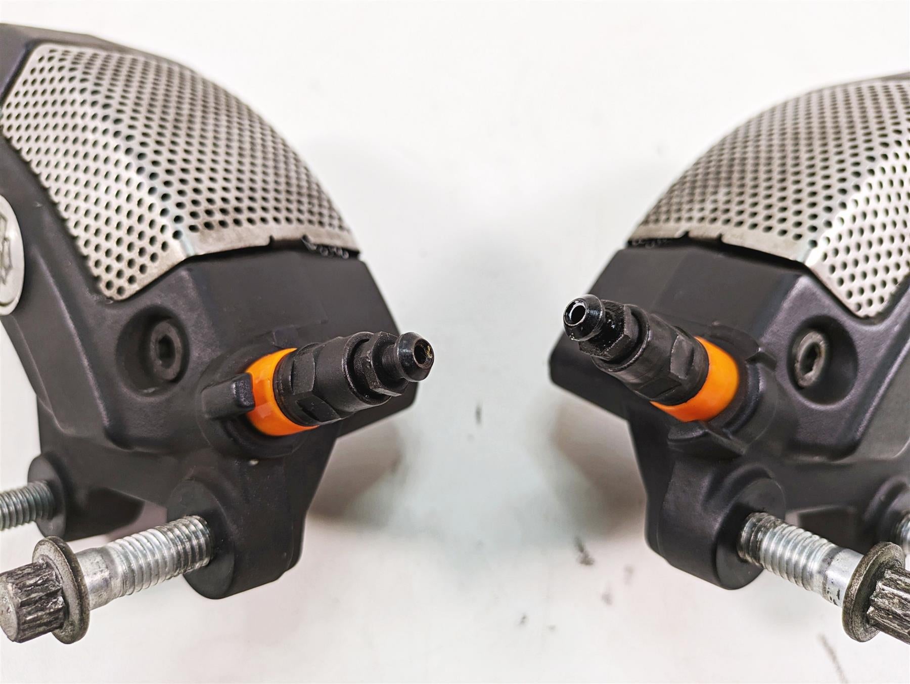 2011 Harley Touring FLTRU Road Glide Front Brake Caliper Set 43027-08 44023-08 {{ shop.shopifyCountryName }} - Mototech271