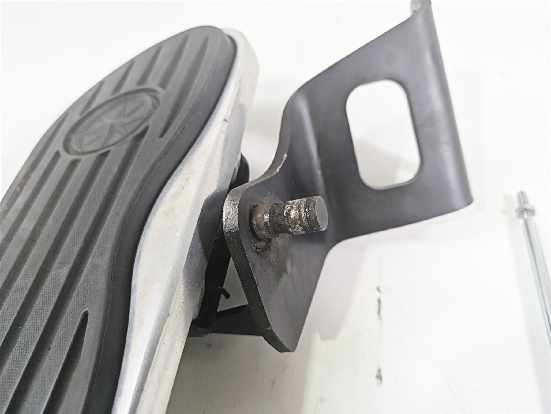 2006 Yamaha XVS650 V-Star Classic Left Floor Board & Mount 5BN-27412-03-00 {{ shop.shopifyCountryName }} - Mototech271
