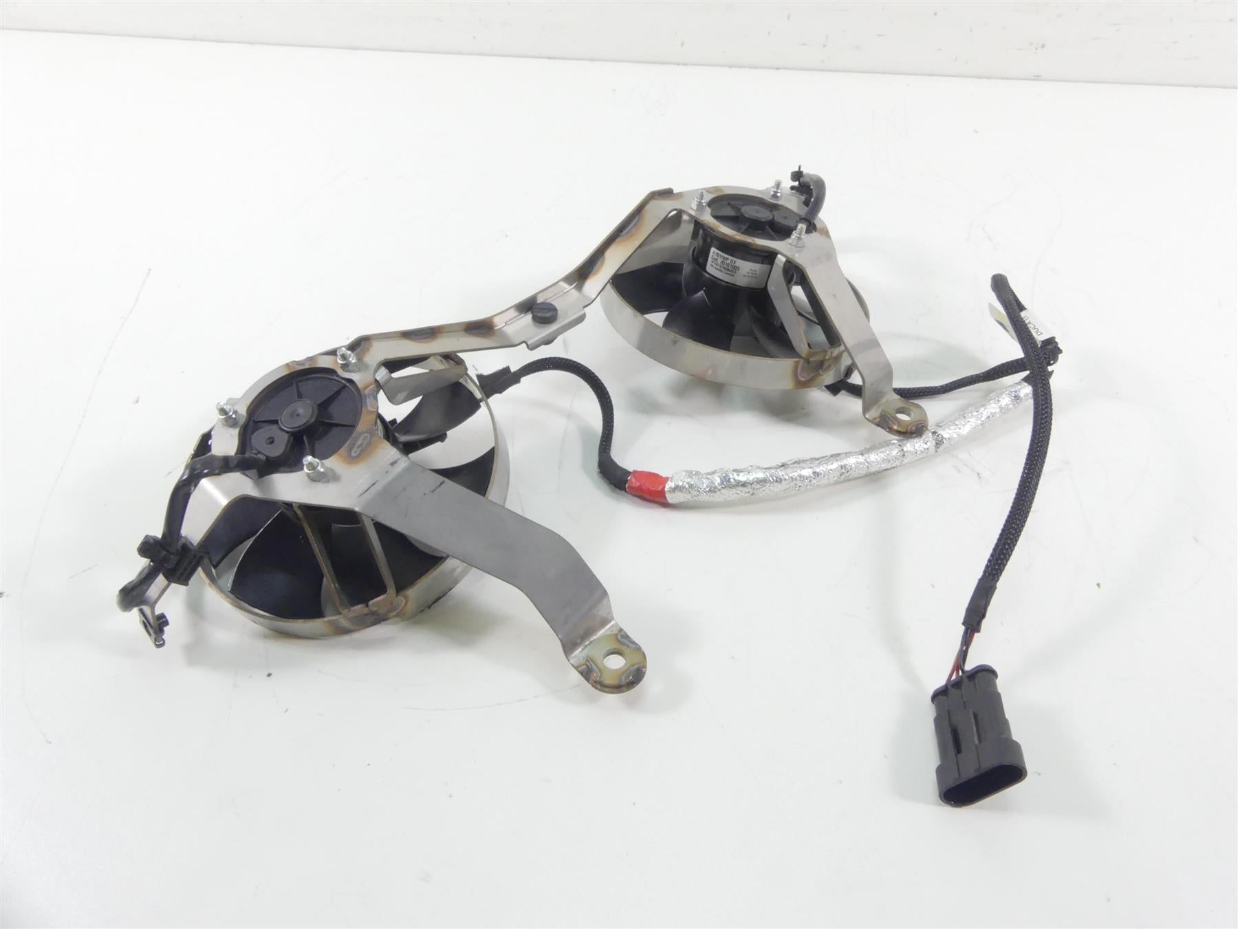 2018 Ducati Panigale 1100 V4 S Radiator Coolant Fan Set 55040311A 82718791AA {{ shop.shopifyCountryName }} - Mototech271