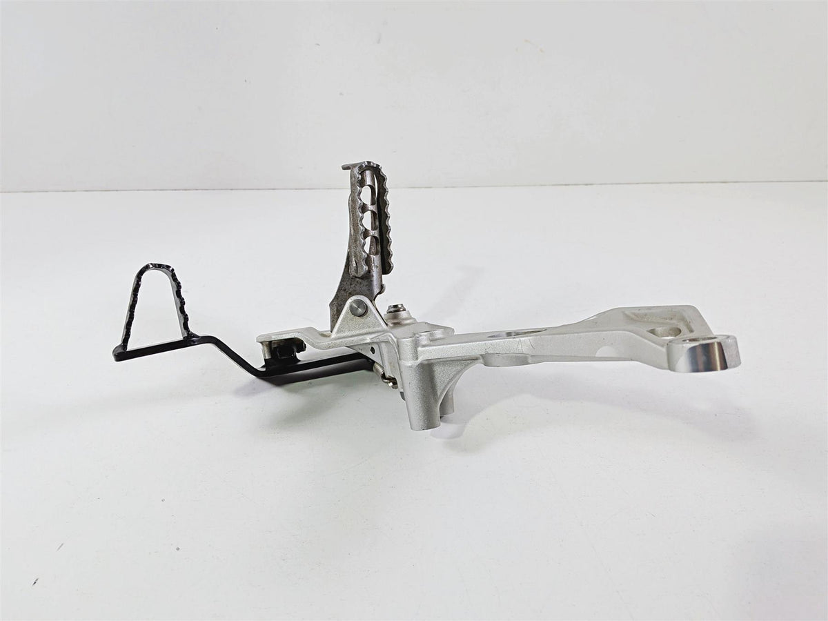 2023 BMW F850GS K81 Front Right Foot Peg & Brake Pedal 46718393176 35218357747 {{ shop.shopifyCountryName }} - Mototech271
