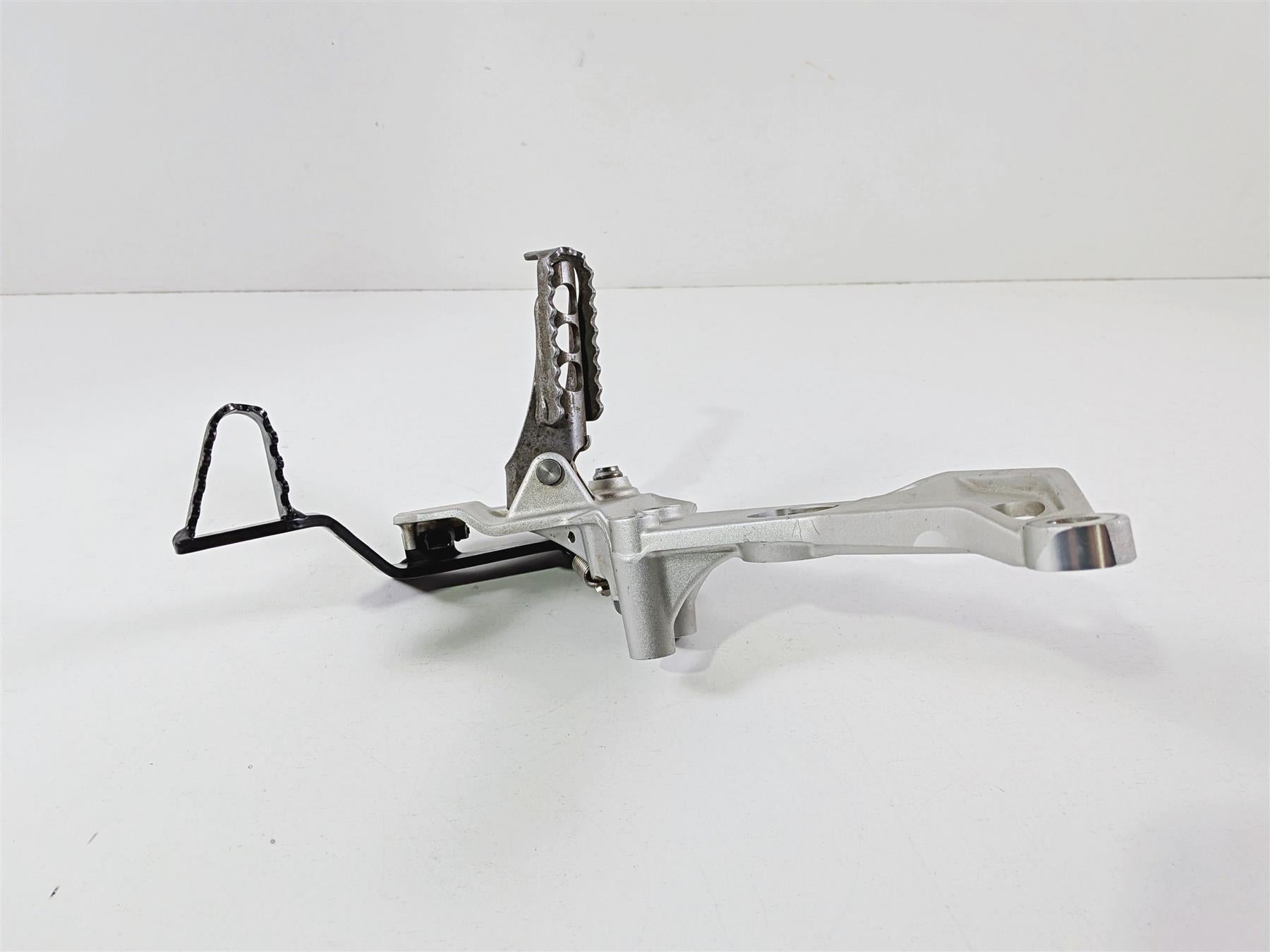 2023 BMW F850GS K81 Front Right Foot Peg & Brake Pedal 46718393176 35218357747 {{ shop.shopifyCountryName }} - Mototech271