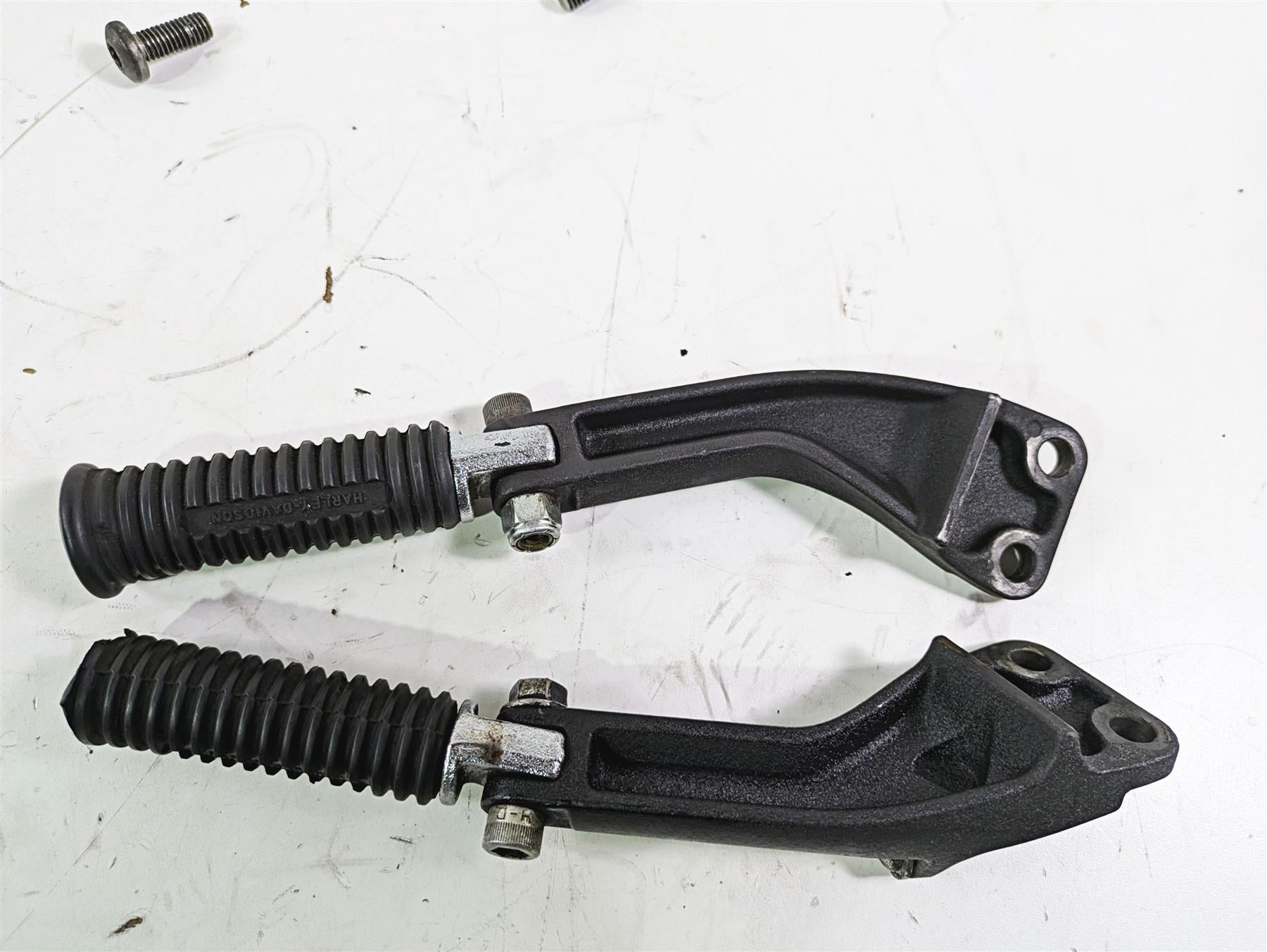 2016 Harley FXDL Dyna Low Rider Rear Passenger Footpeg Set 49224-06A 49230-06 {{ shop.shopifyCountryName }} - Mototech271