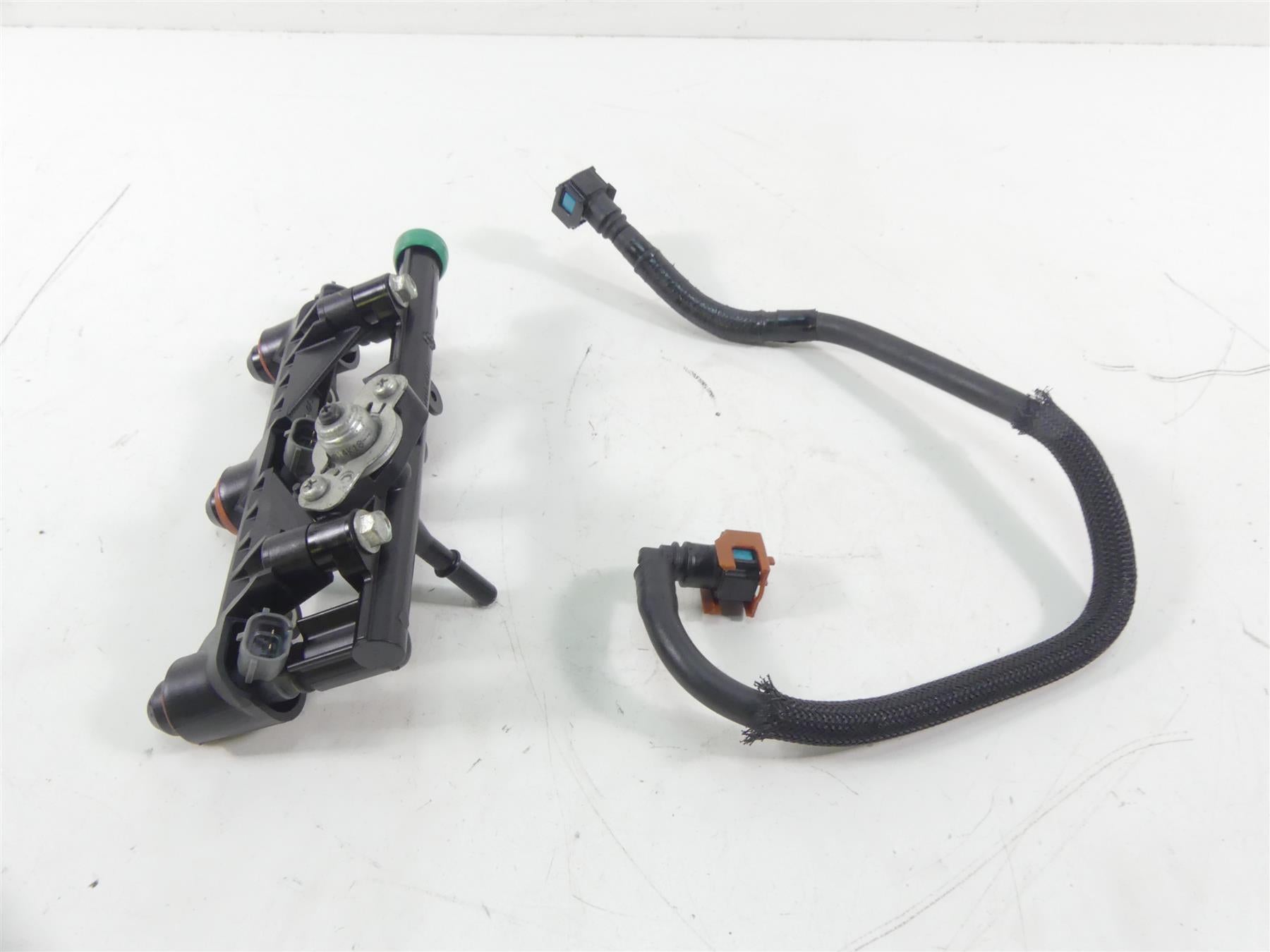 2015 Yamaha MT09 FZ09 Fuel Injection Injector Rail 1RC-13930-00-00 {{ shop.shopifyCountryName }} - Mototech271