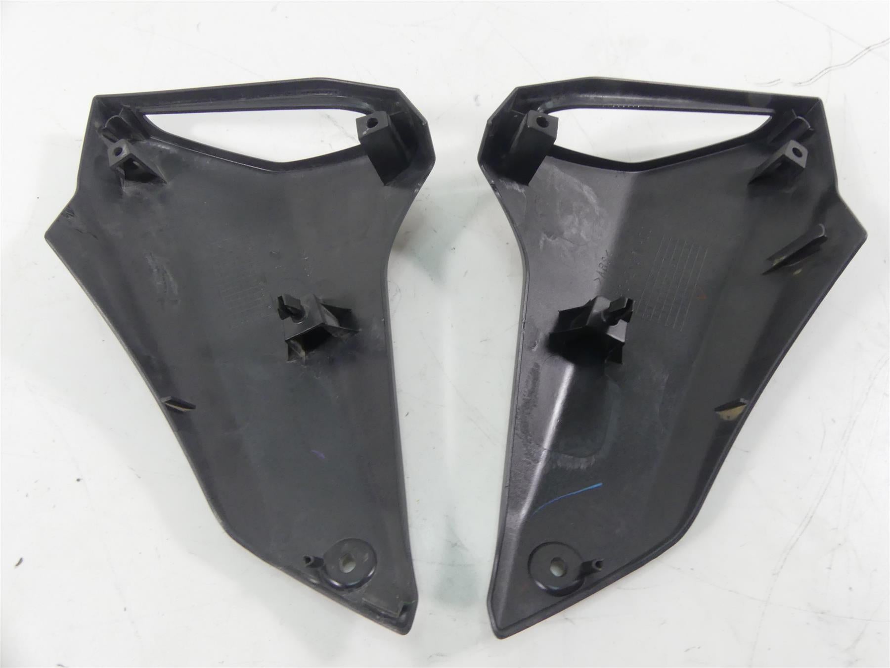 2015 Yamaha MT09 FZ09 Fuel Gas Tank Side Fairing Set 1RC-24108-00-00 {{ shop.shopifyCountryName }} - Mototech271