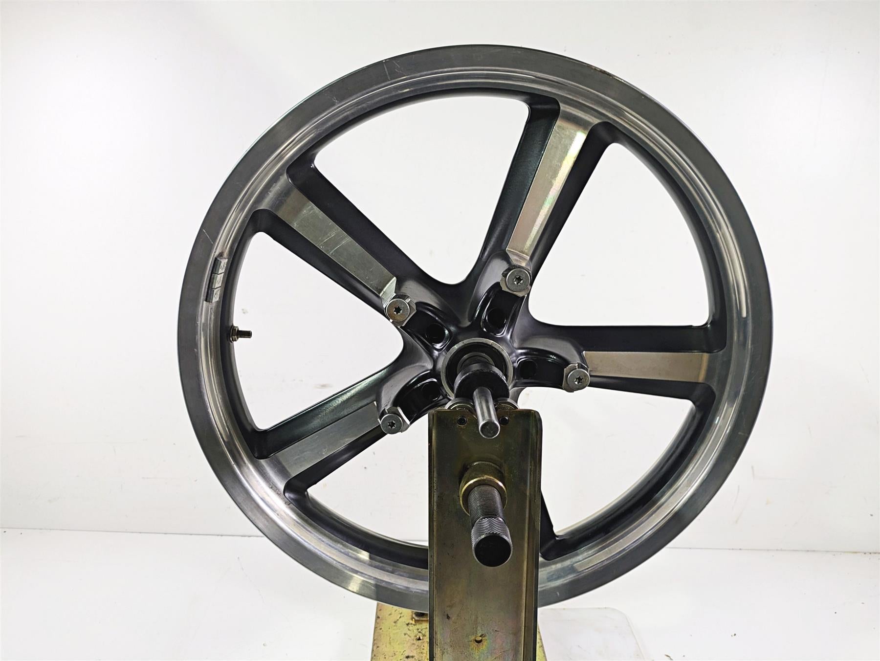 2012 Harley VRSCF Muscle V Rod Straight 19x3 Front Wheel 41670-09 {{ shop.shopifyCountryName }} - Mototech271