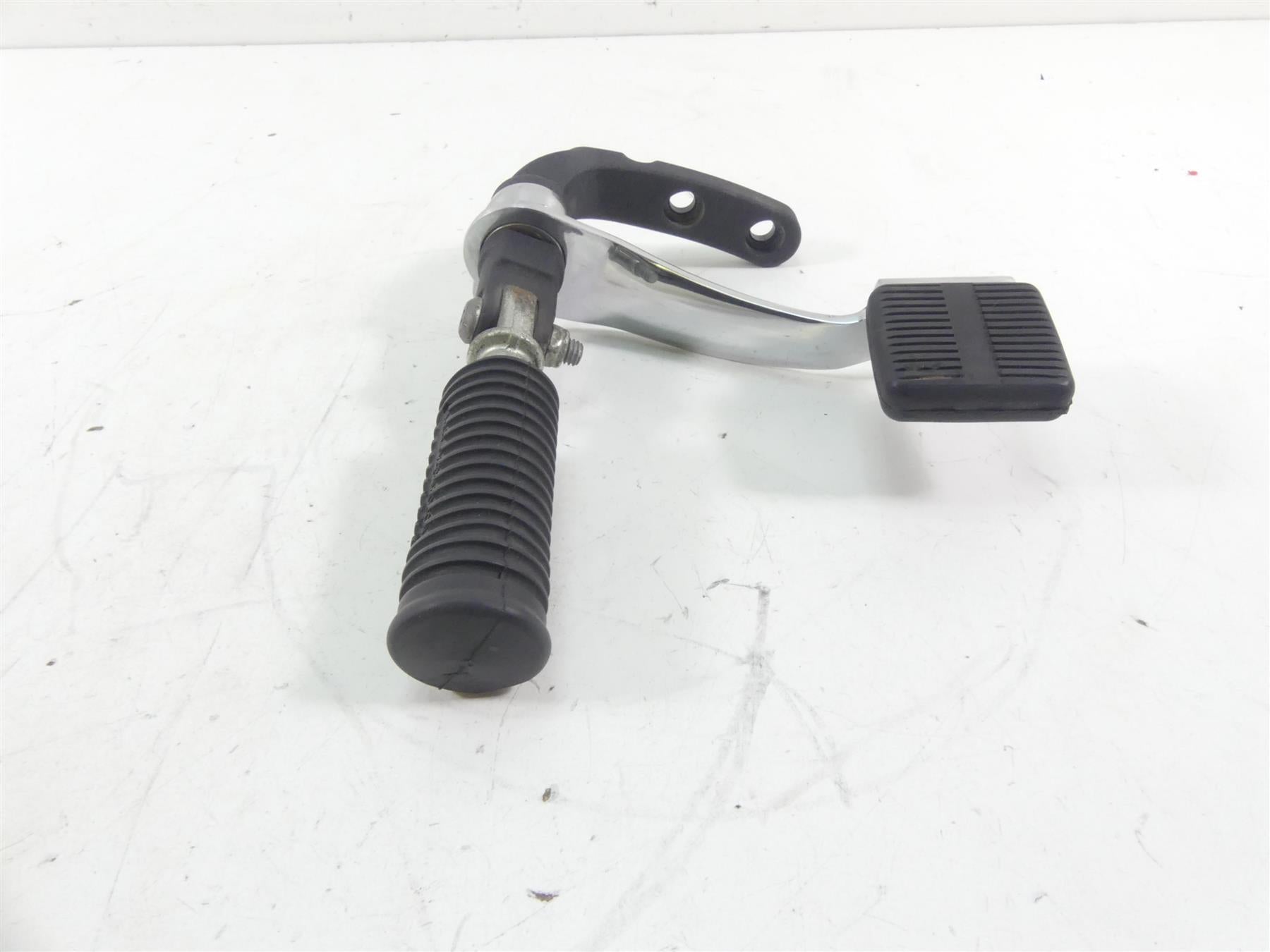 2015 Harley FXDF Dyna Fat Bob Front Right Fw Foot Peg + Brake Pedal 42663-03 {{ shop.shopifyCountryName }} - Mototech271