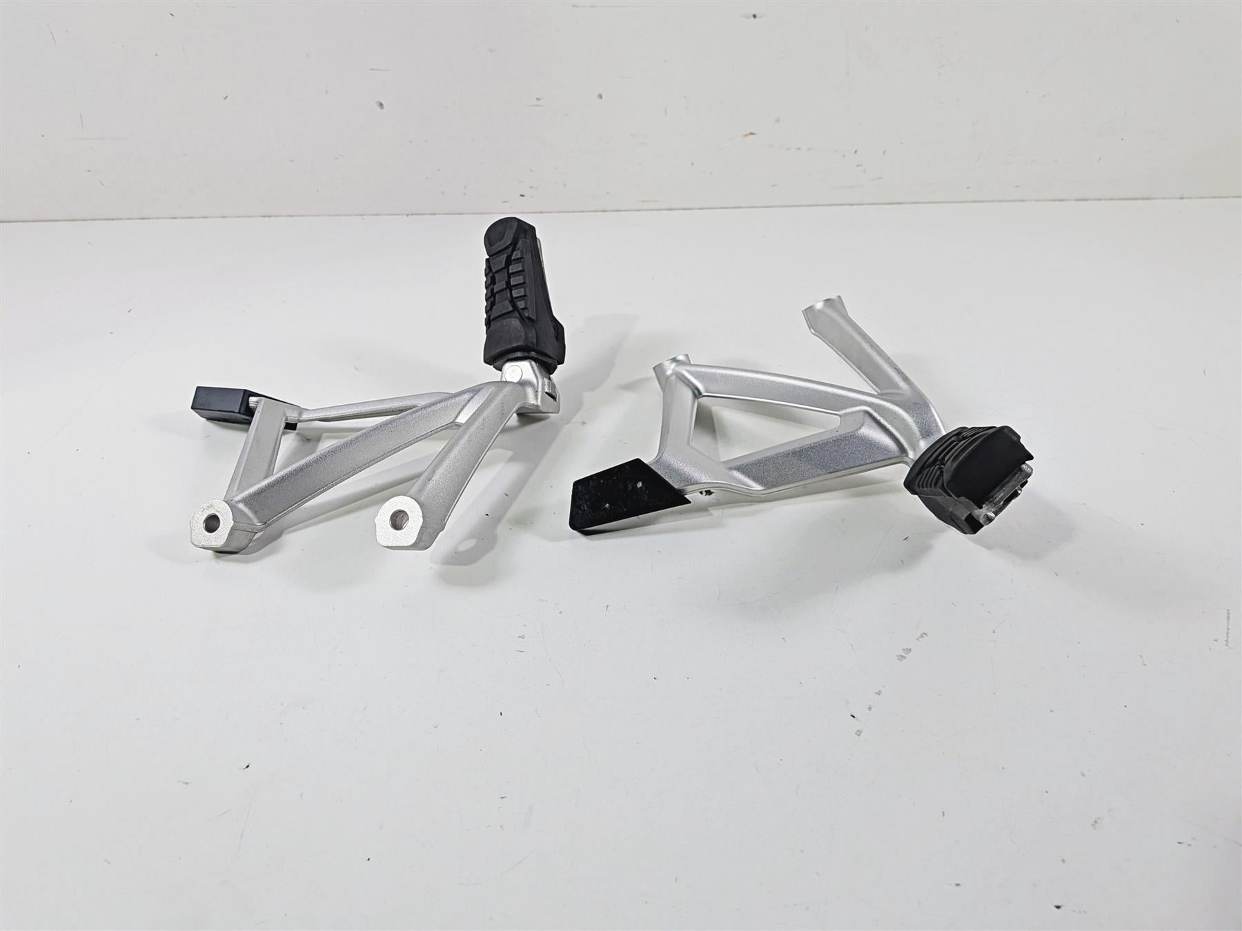2016 BMW R1200 GS K50 Rear Passenger Footpeg Set 46718528793 46718528794 {{ shop.shopifyCountryName }} - Mototech271