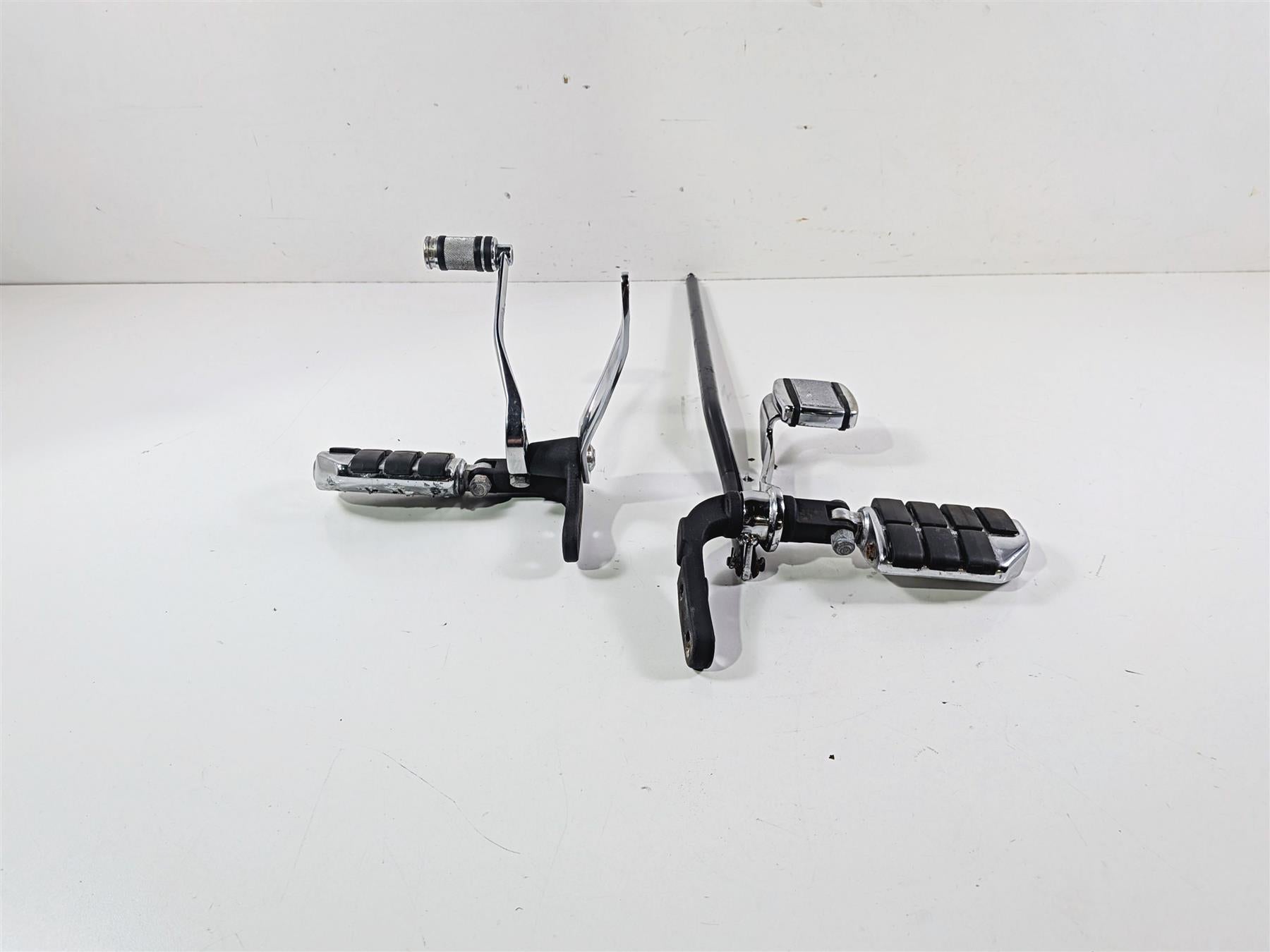 1998 Harley Dyna FXDL Low Rider Front Rider Footpeg + Brake Shift Lever 50649-90 {{ shop.shopifyCountryName }} - Mototech271