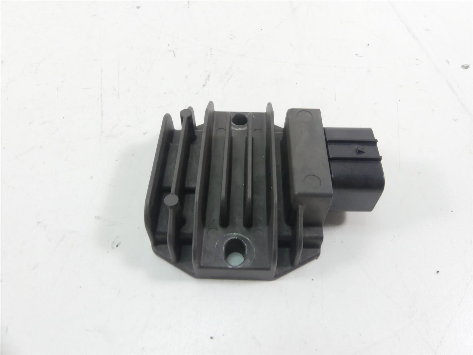 2022 Yamaha MT09 FZ09 Rectifier Voltage Regulator 2CR-81960-00-00 FH022BA {{ shop.shopifyCountryName }} - Mototech271