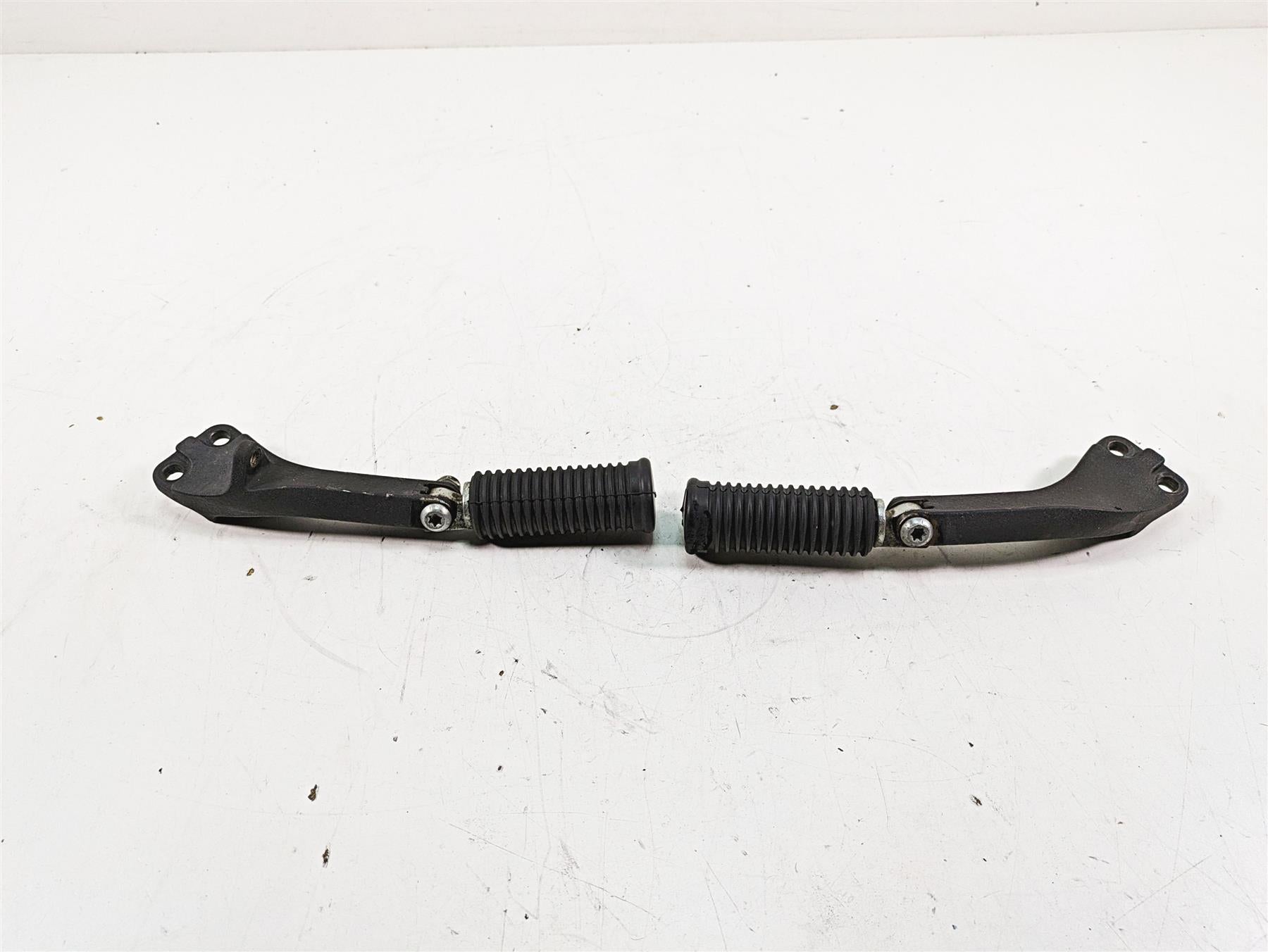 2015 Harley FXDL Dyna Low Rider Rear Passenger Foot Peg Set 49224-06A 49230-06 {{ shop.shopifyCountryName }} - Mototech271