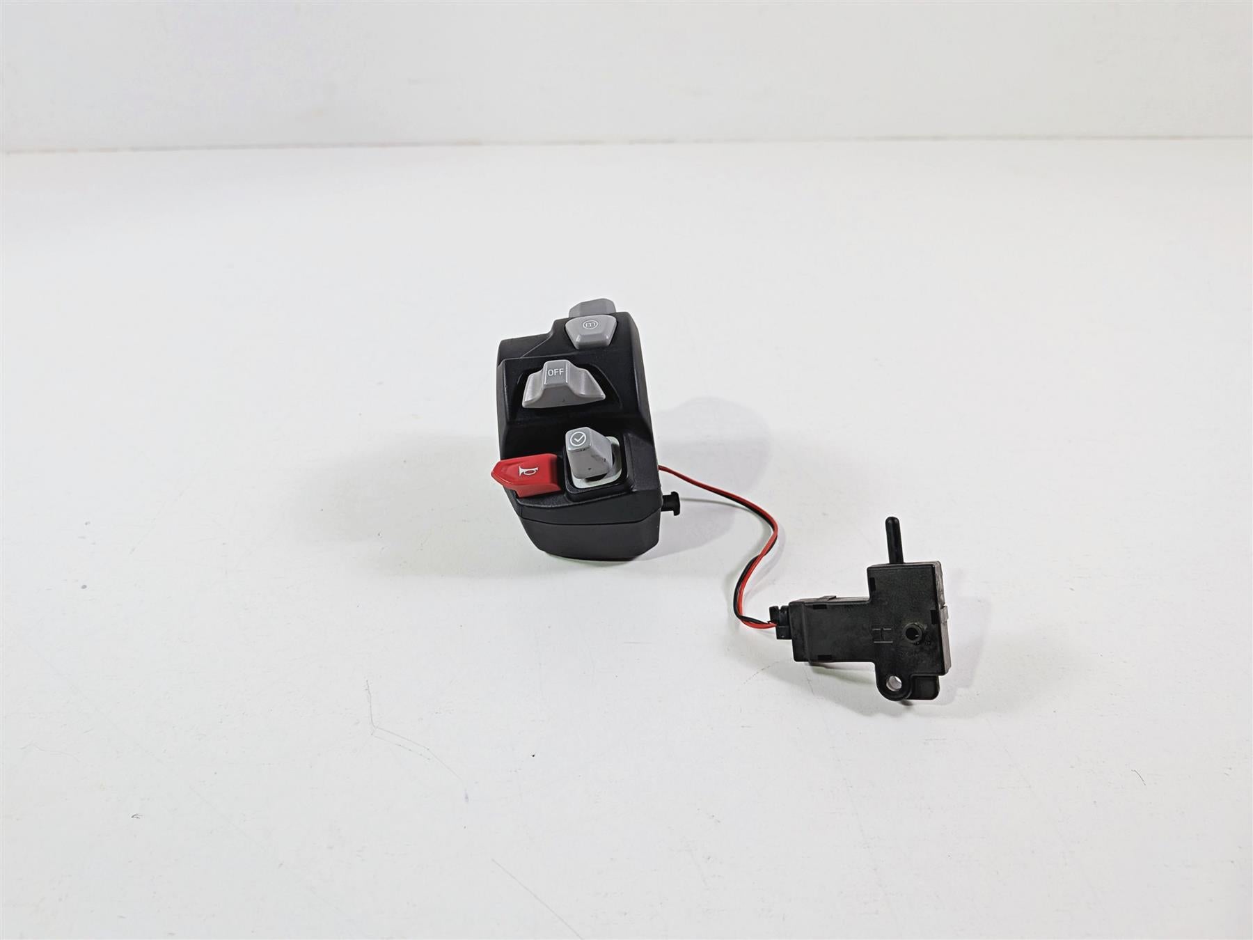 2019 Triumph Speed Triple RS 1050 Left Hand Control Switch Cruise T2044781 {{ shop.shopifyCountryName }} - Mototech271