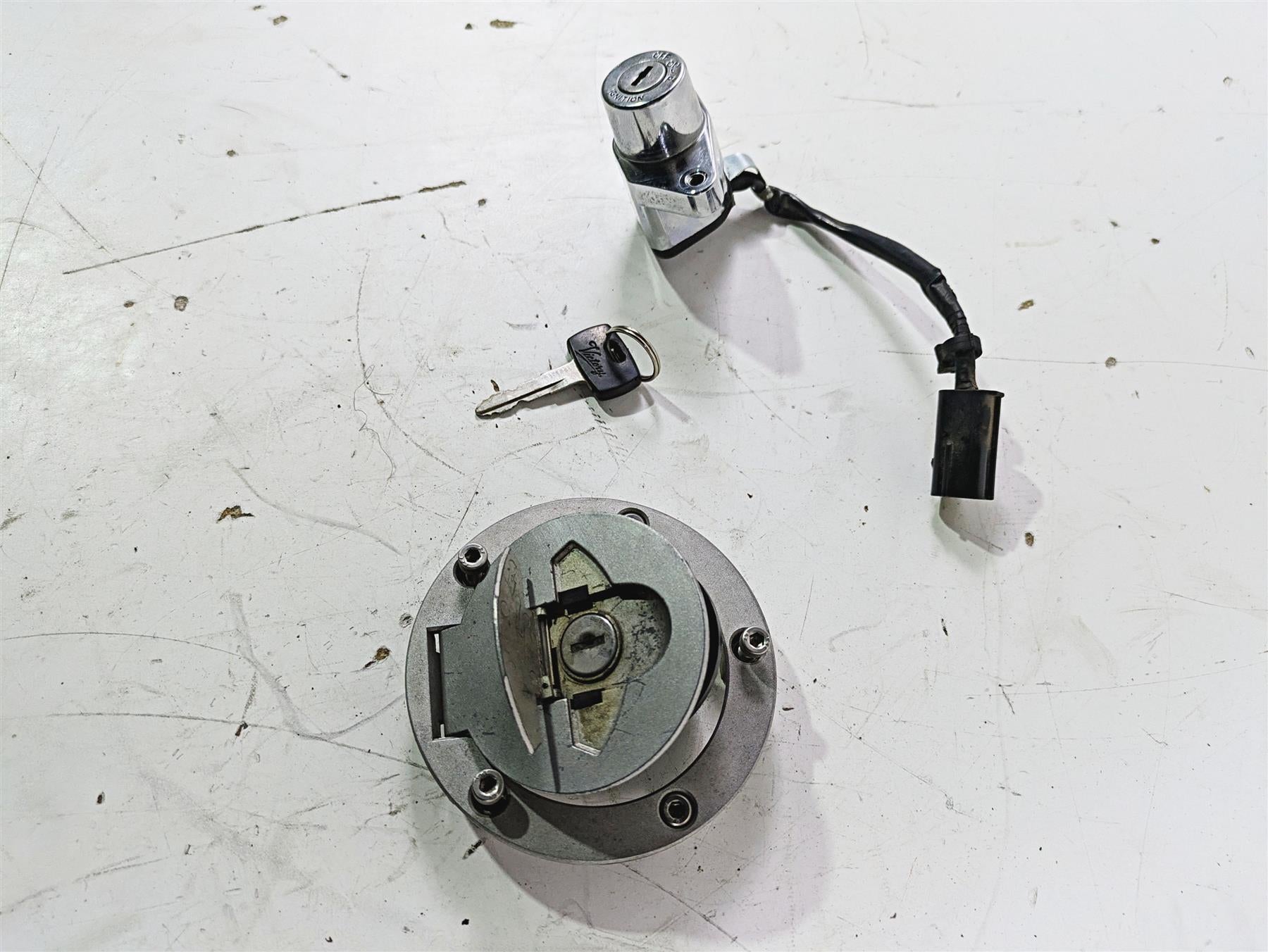 2004 Victory Kingpin Ignition Switch Key Tank Cap Set 4011023 {{ shop.shopifyCountryName }} - Mototech271