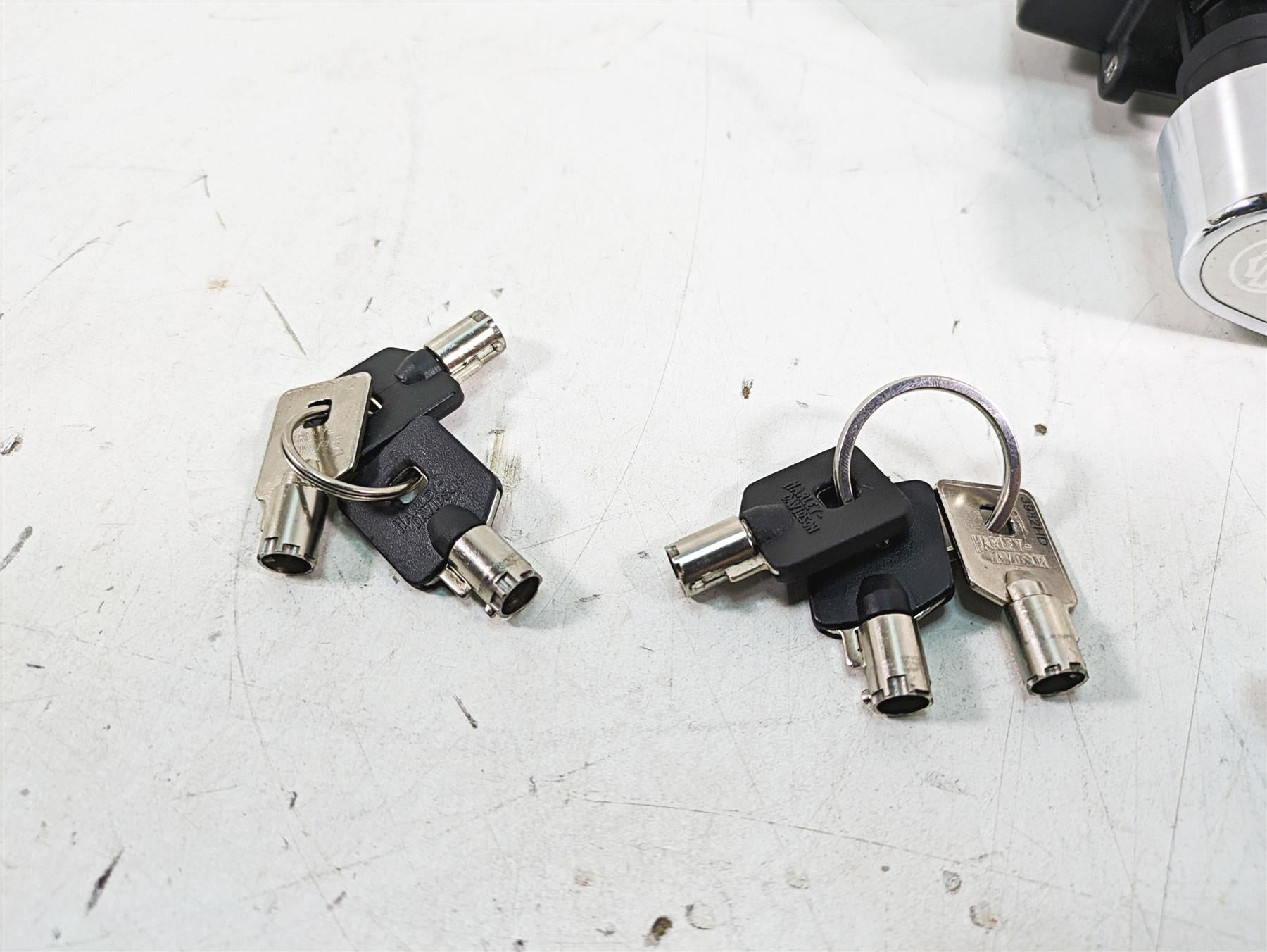 2010 Harley Touring FLHTCU Electra Glide Ignition Switch Key Lock Set 71572-06 {{ shop.shopifyCountryName }} - Mototech271