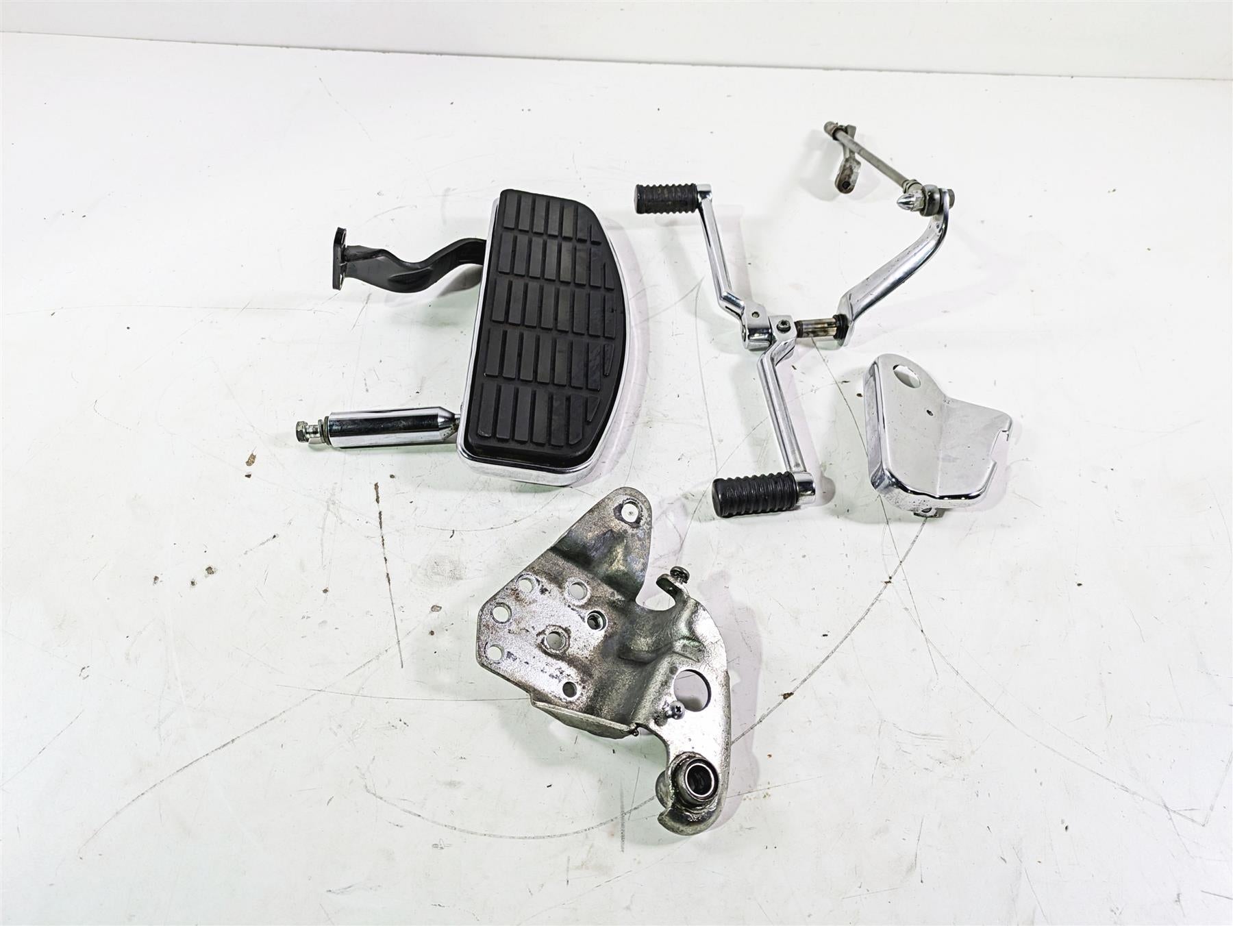 1992 Harley FLSTC Softail Heritage Front Left Floor Board Shifter Set 50621-79 {{ shop.shopifyCountryName }} - Mototech271