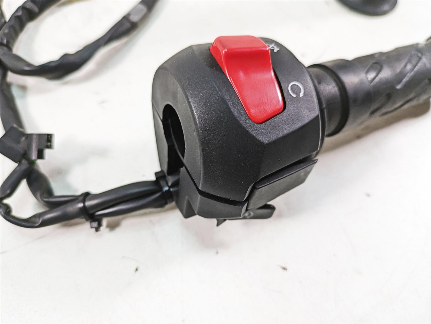 2013 Moto Guzzi V7 750 Stone Right Hand Start Control Switch B063135 {{ shop.shopifyCountryName }} - Mototech271