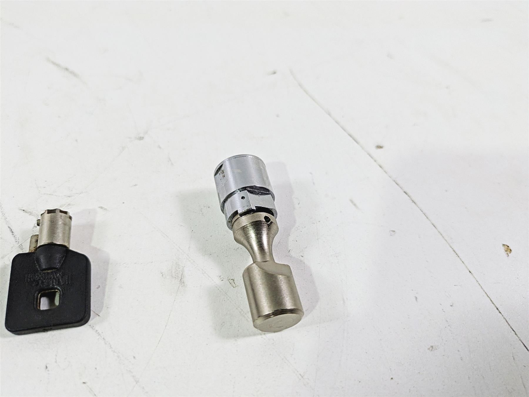 2008 Harley FLSTC 105TH Softail Heritage Ignition Switch Key Lock Set 71450-04 {{ shop.shopifyCountryName }} - Mototech271