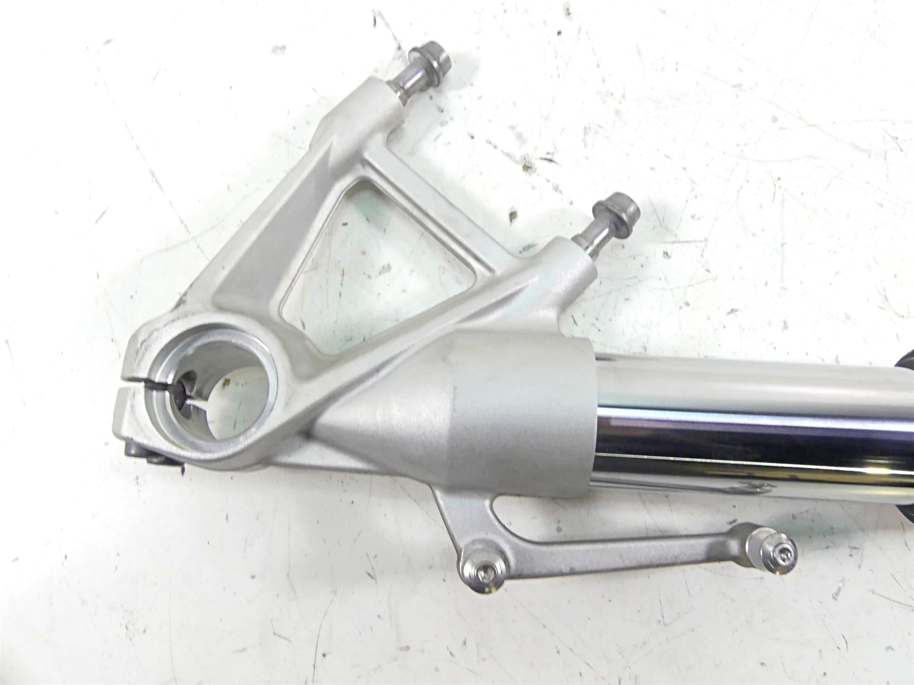2018 BMW S1000RR K46 Strgt Right Esa Front Fork -Bent Fender Mount 31428548864 {{ shop.shopifyCountryName }} - Mototech271