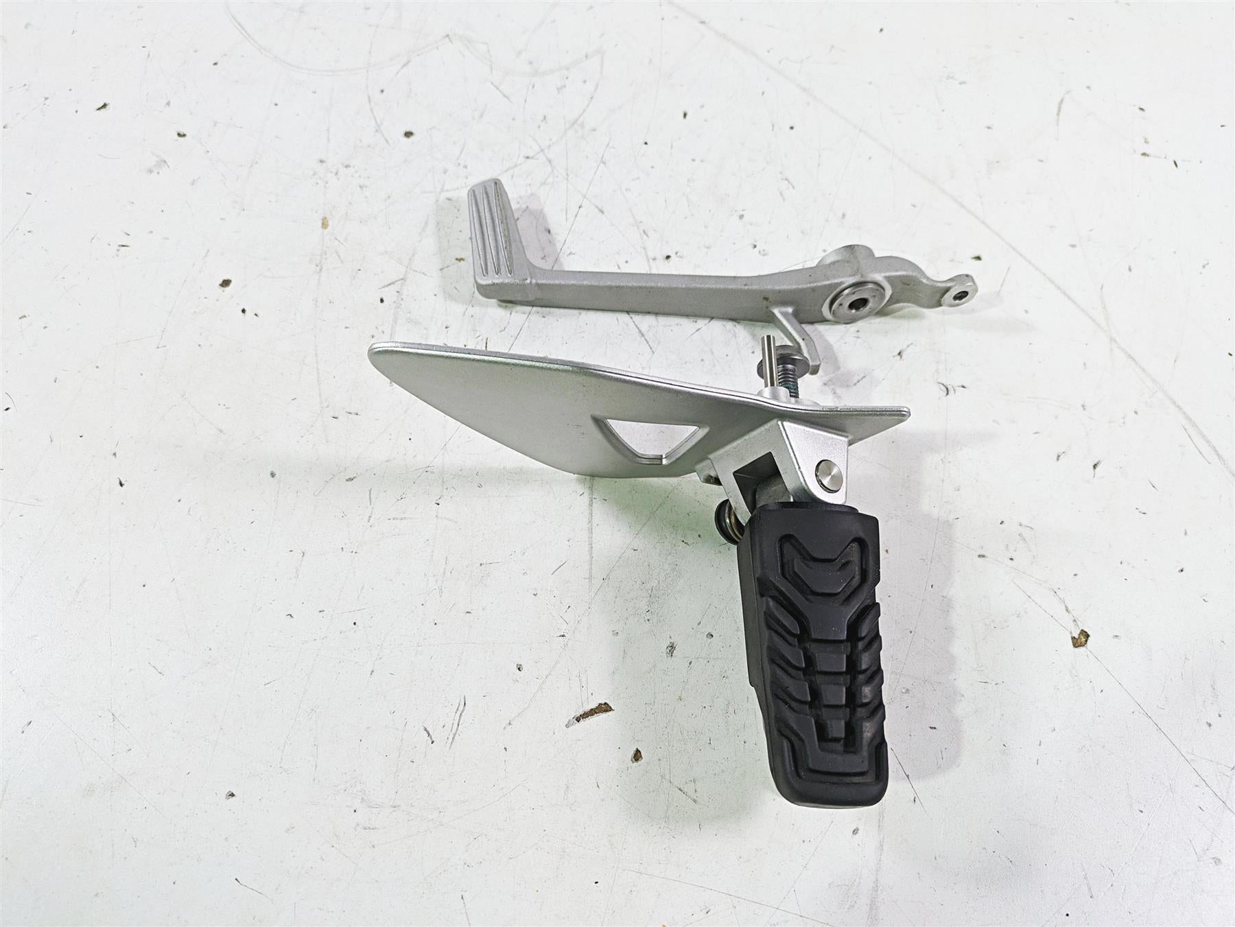 2014 BMW R1200 RT RTW K52 Right Left Footpeg & Brake Pedal 46718535642 {{ shop.shopifyCountryName }} - Mototech271