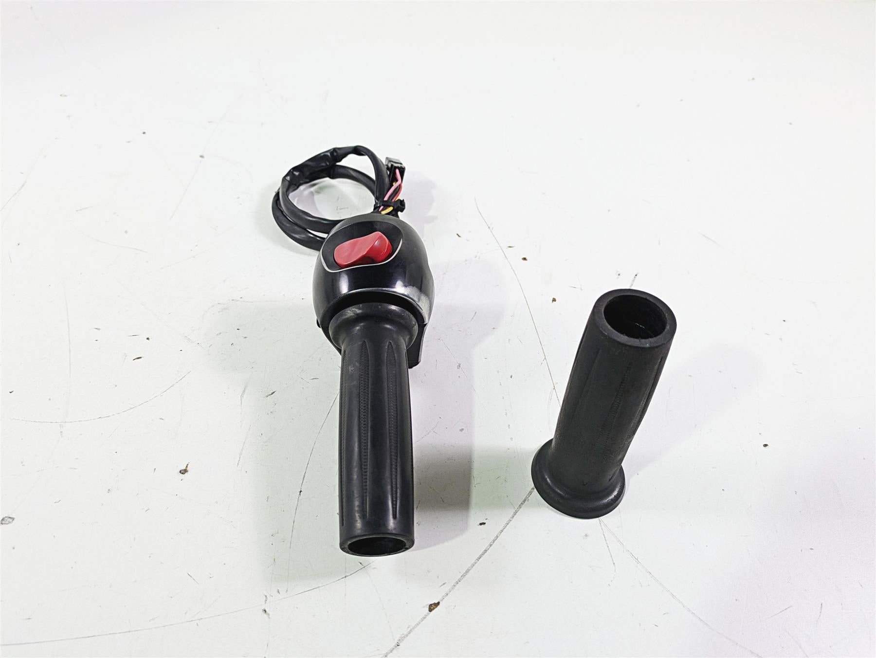 2012 Victory Cross Country Right Control Switch & Throttle 4011357 {{ shop.shopifyCountryName }} - Mototech271