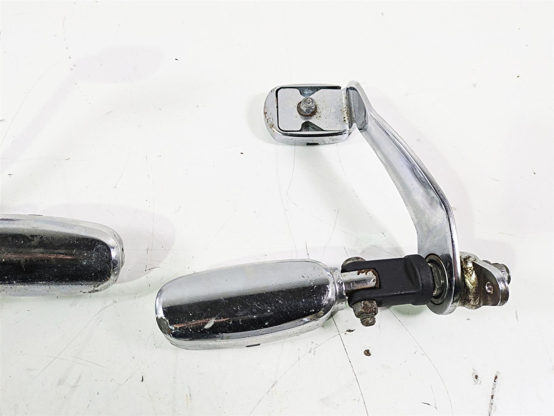2007 Harley FXDWG Dyna Wide Glide Crested Footpeg Shift Brake Pedal Set 33693-03 {{ shop.shopifyCountryName }} - Mototech271